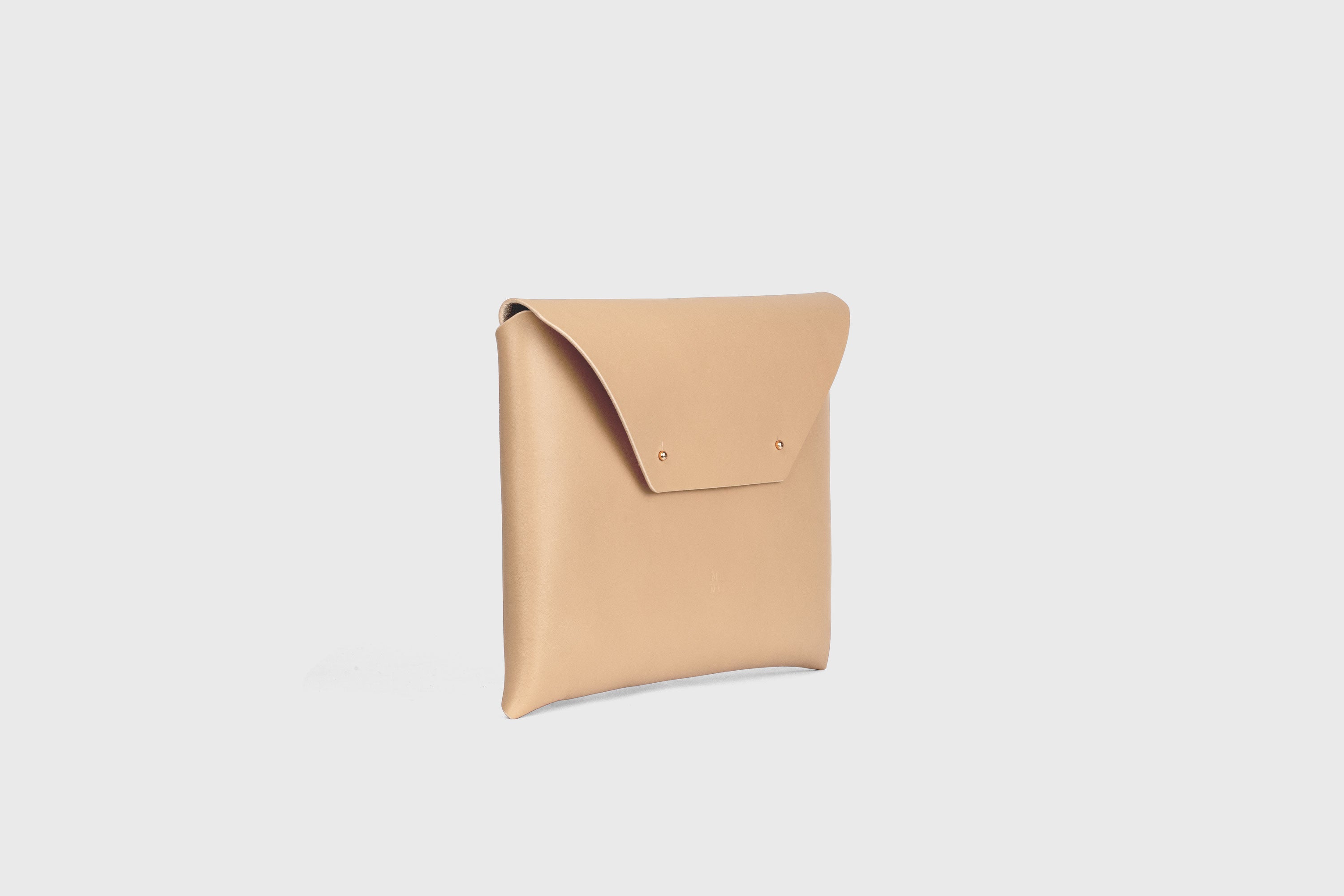 Envelope Clutch Big In Natural Color Vegetable Tanned Leather Minimalistic Design Atelier Madre Manuel Dreesmann