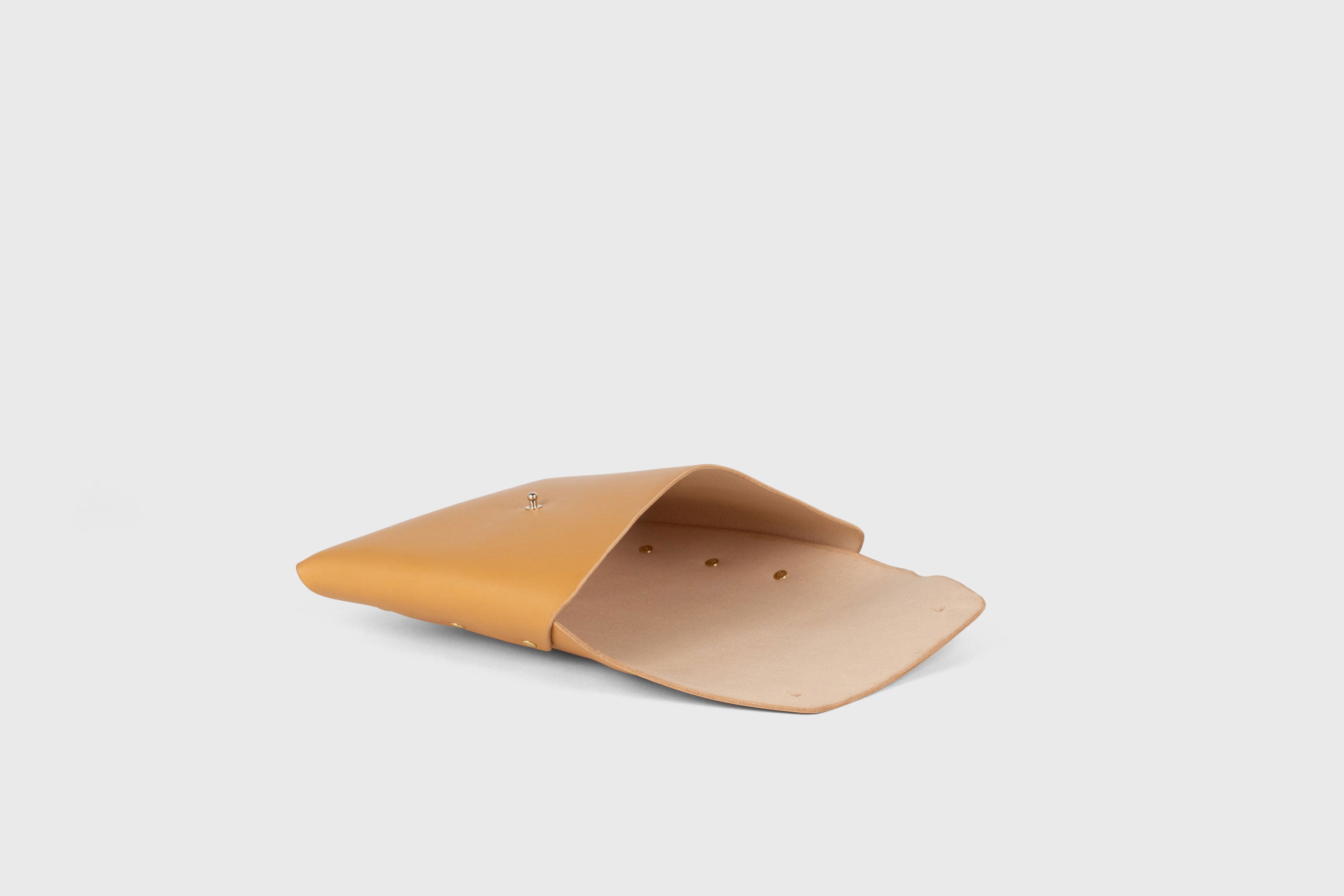 Envelope Clutch Premium Leather Brown Color Handmade Minimalist Design Atelier Madre Manuel Dreesmann Barcelona Spain