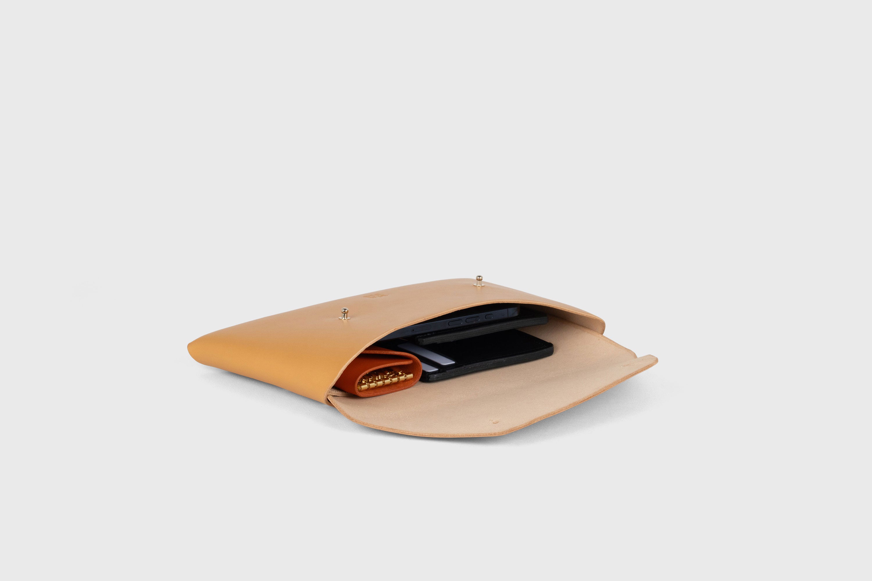 Envelope Clutch Premium Leather Brown Color Handmade Minimalist Design Atelier Madre Manuel Dreesmann Barcelona Spain