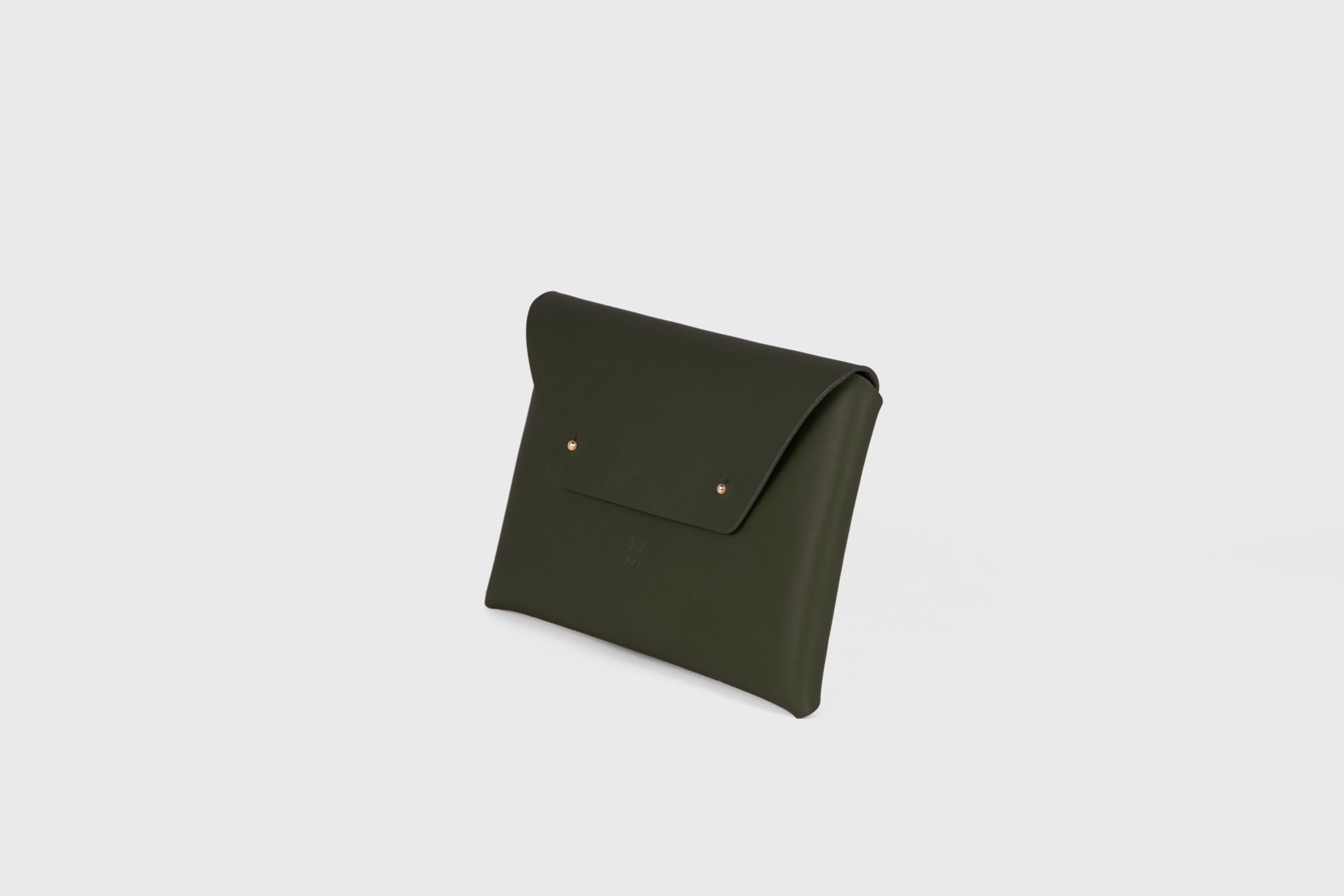 Envelope Clutch Premium Leather Olive Green Color Handmade Minimalist Design Atelier Madre Manuel Dreesmann Barcelona Spain