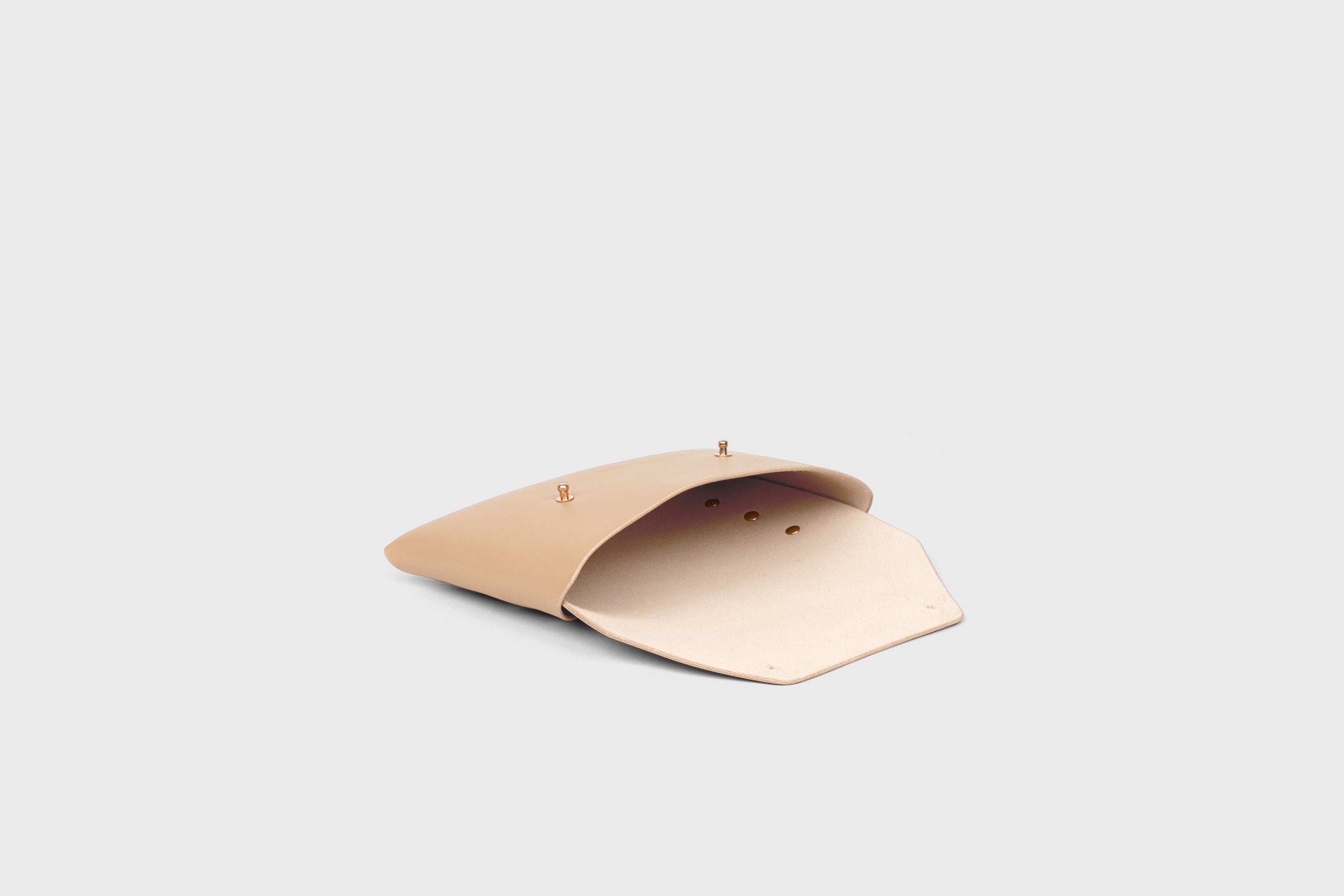 Envelope Clutch Small In Natural Color Vegetable Tanned Leather Minimalistic Design Atelier Madre Manuel Dreesmann Barcelona Spain