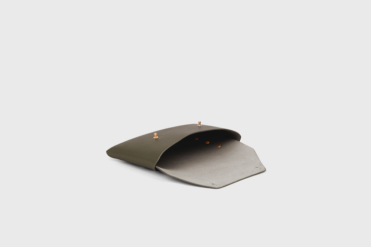 Envelope Clutch Small Olive Green Leather Atelier Madre Manuel Dreesmann 14