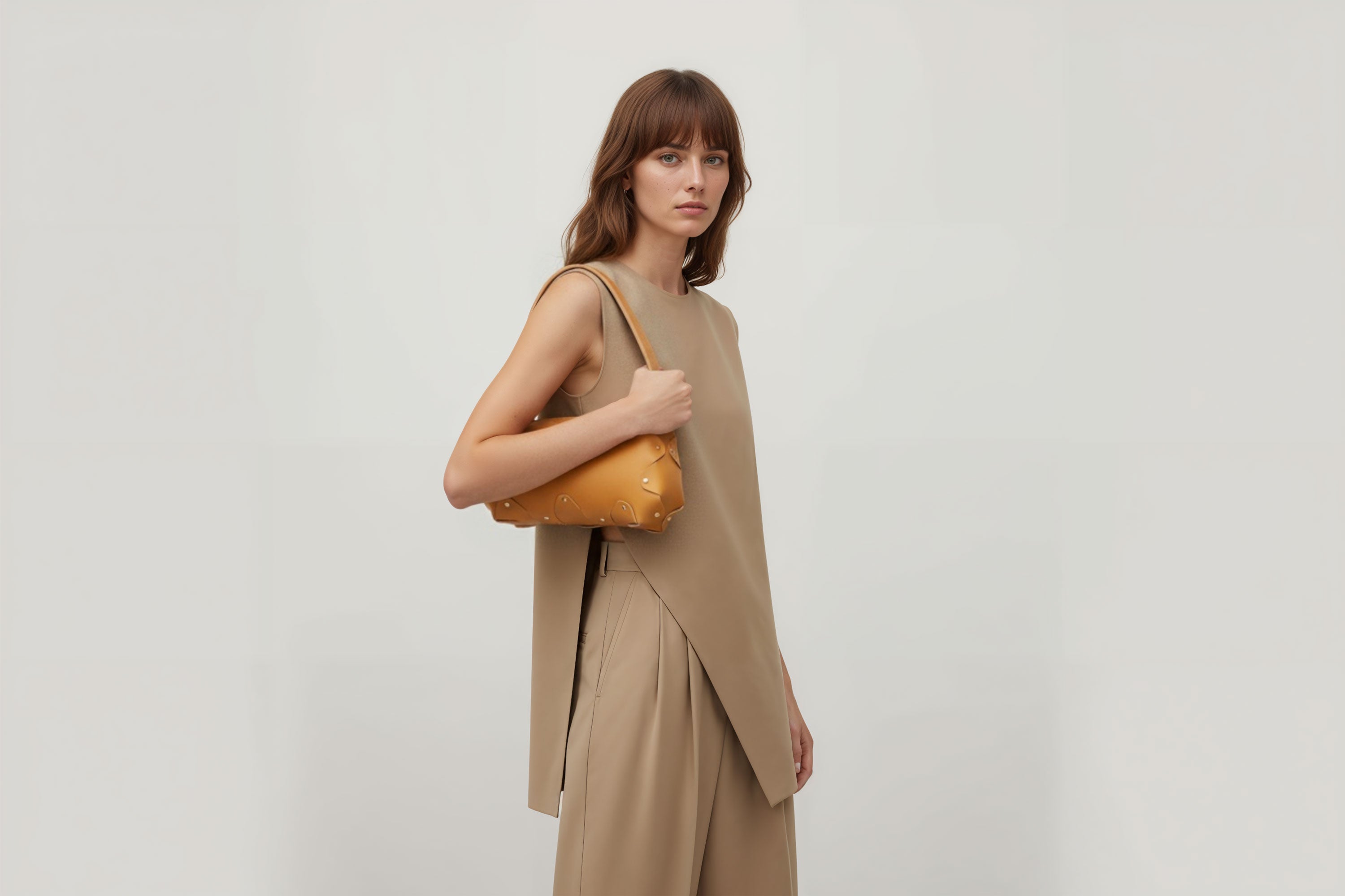 Fiona Bag Brown Color Leather On Woman Model Bright Background Vegetable Tanned Leather Modern Minimalist Design Premium Quality Atelier Madre Manuel Dreesmann Barcelona Spain