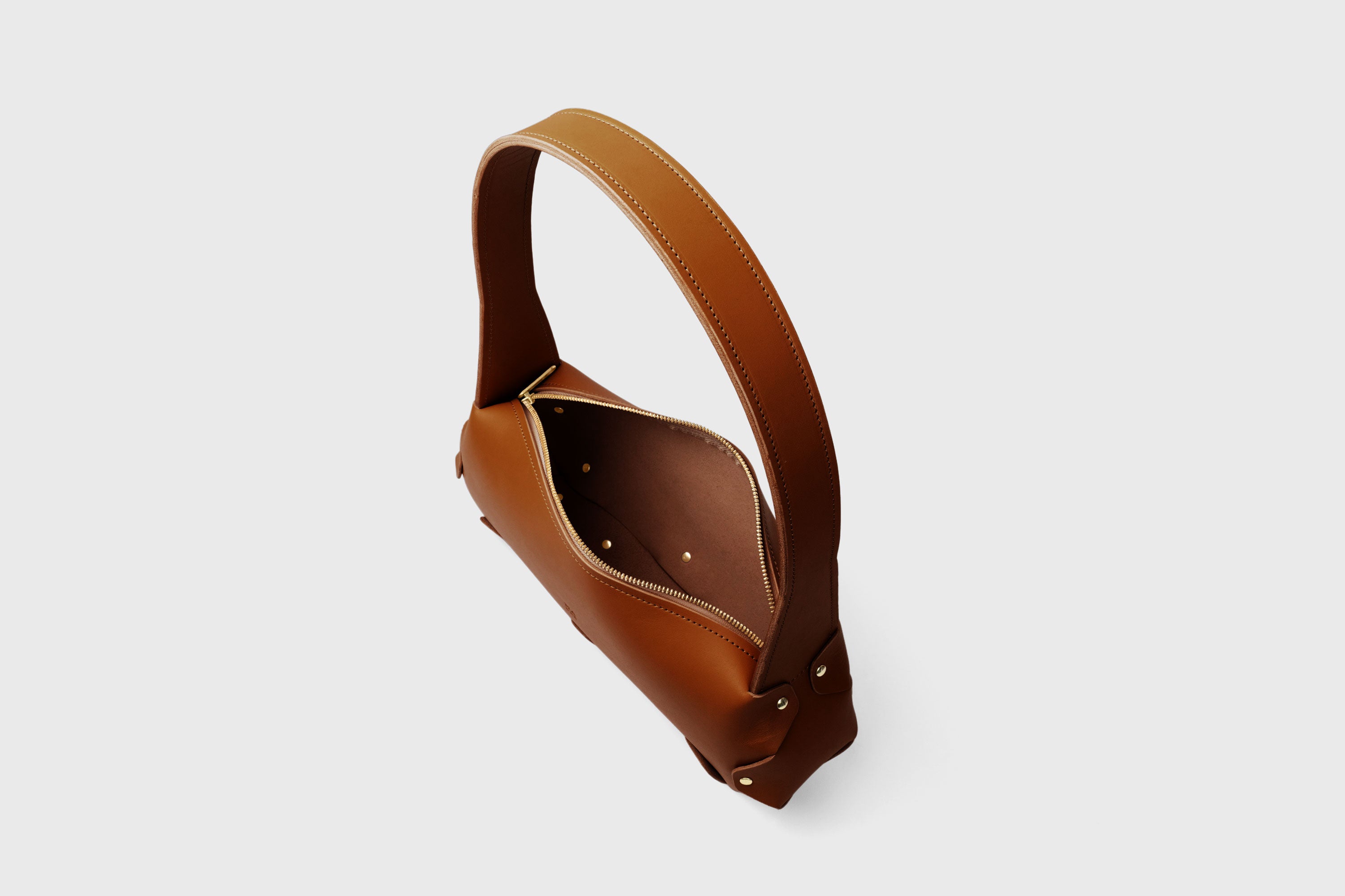 Fiona Bag In Dark Brown Color In Full Grain Vegetable Tanned Leather Minimalistic Design Shoulder Bag Atelier Madre Manuel Dreesmann Barcelona Spain
