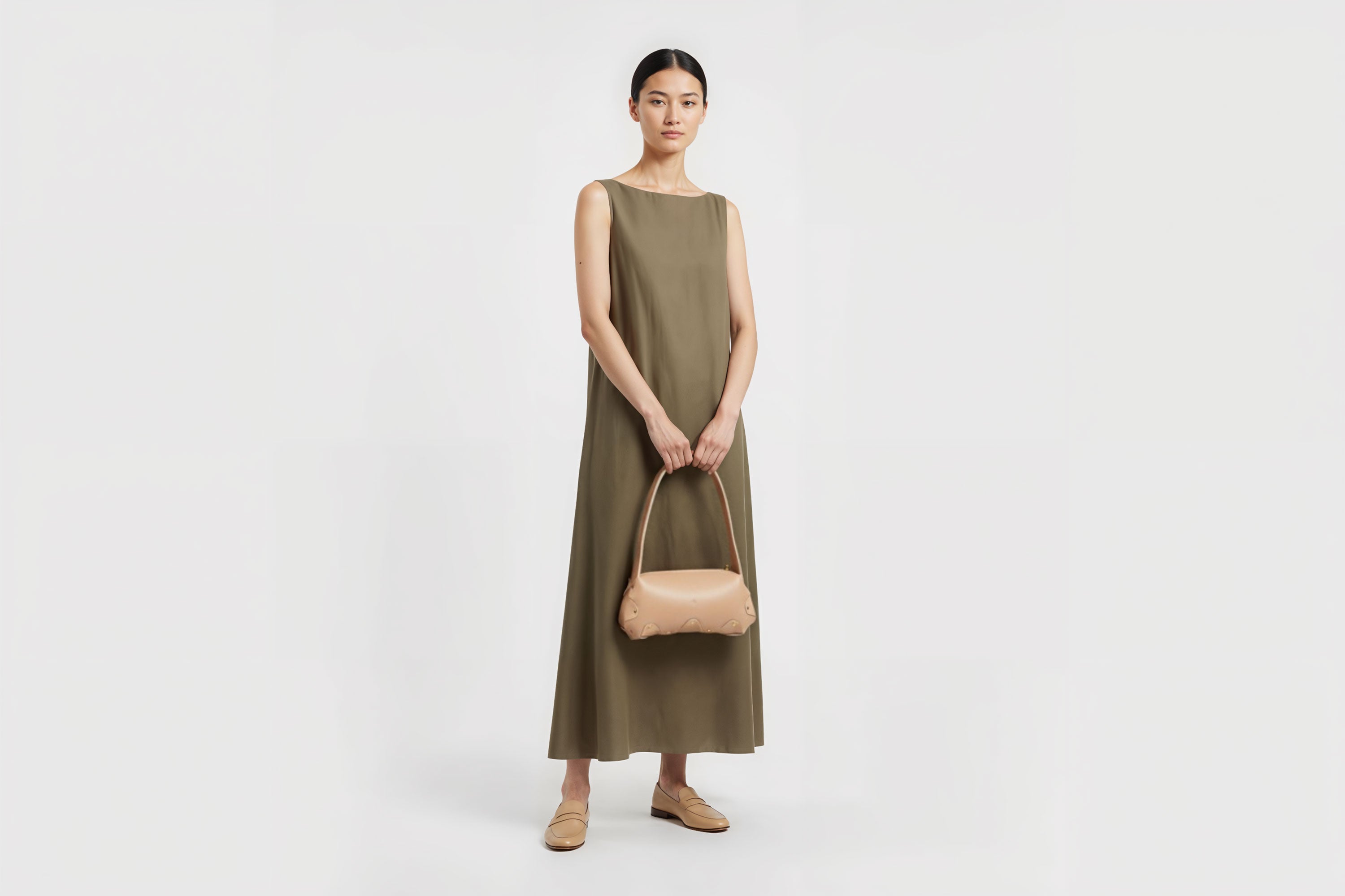 Fiona Bag Natural Color Leather On Woman Model Bright Background Vegetable Tanned Leather Modern Minimalist Design Premium Quality Atelier Madre Manuel Dreesmann Barcelona Spain