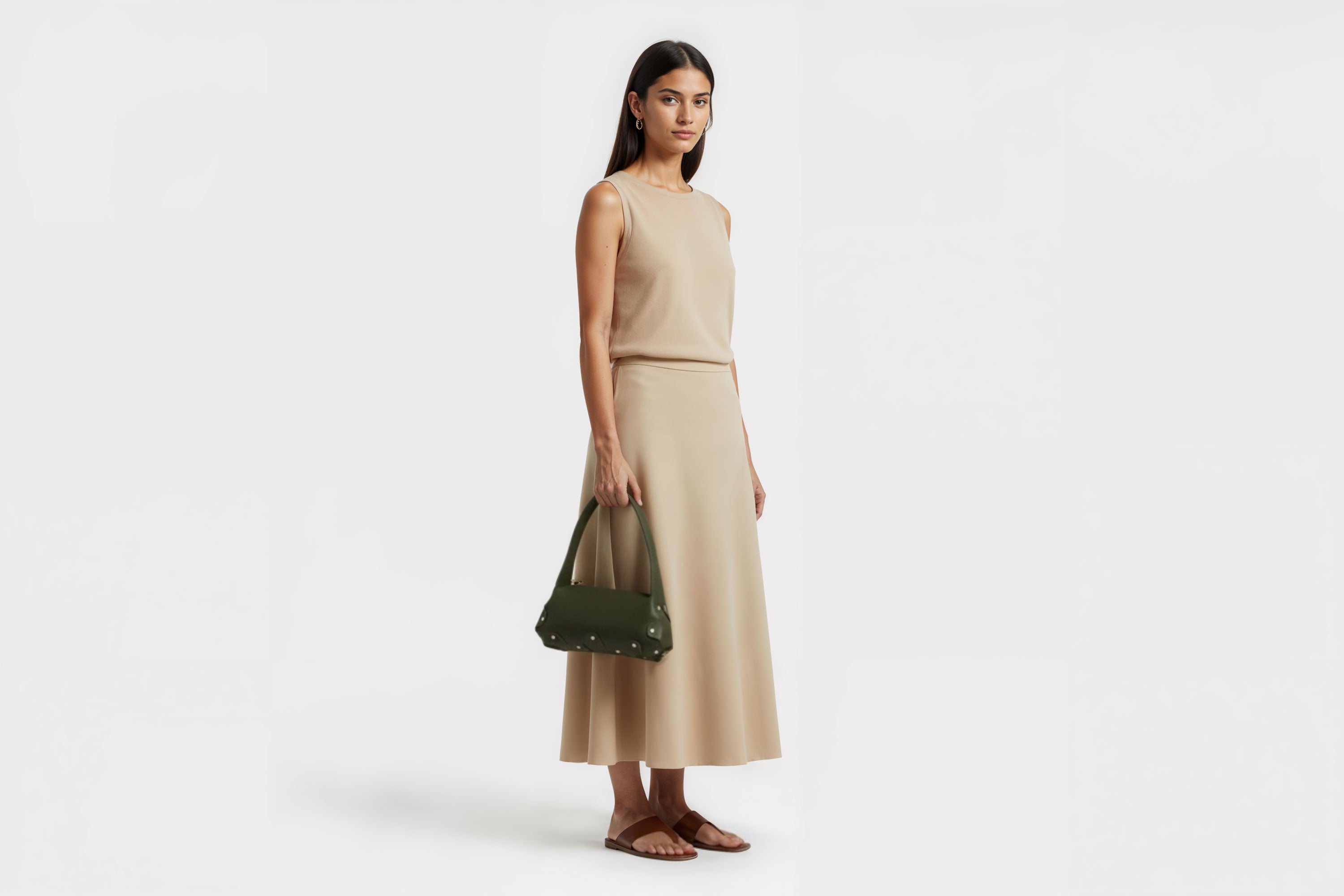 Fiona Bag Olive Green Colour Leather On Woman Model Bright Background Vegetable Tanned Leather Modern Minimalist Design Premium Quality Atelier Madre Manuel Dreesmann Barcelona Spain