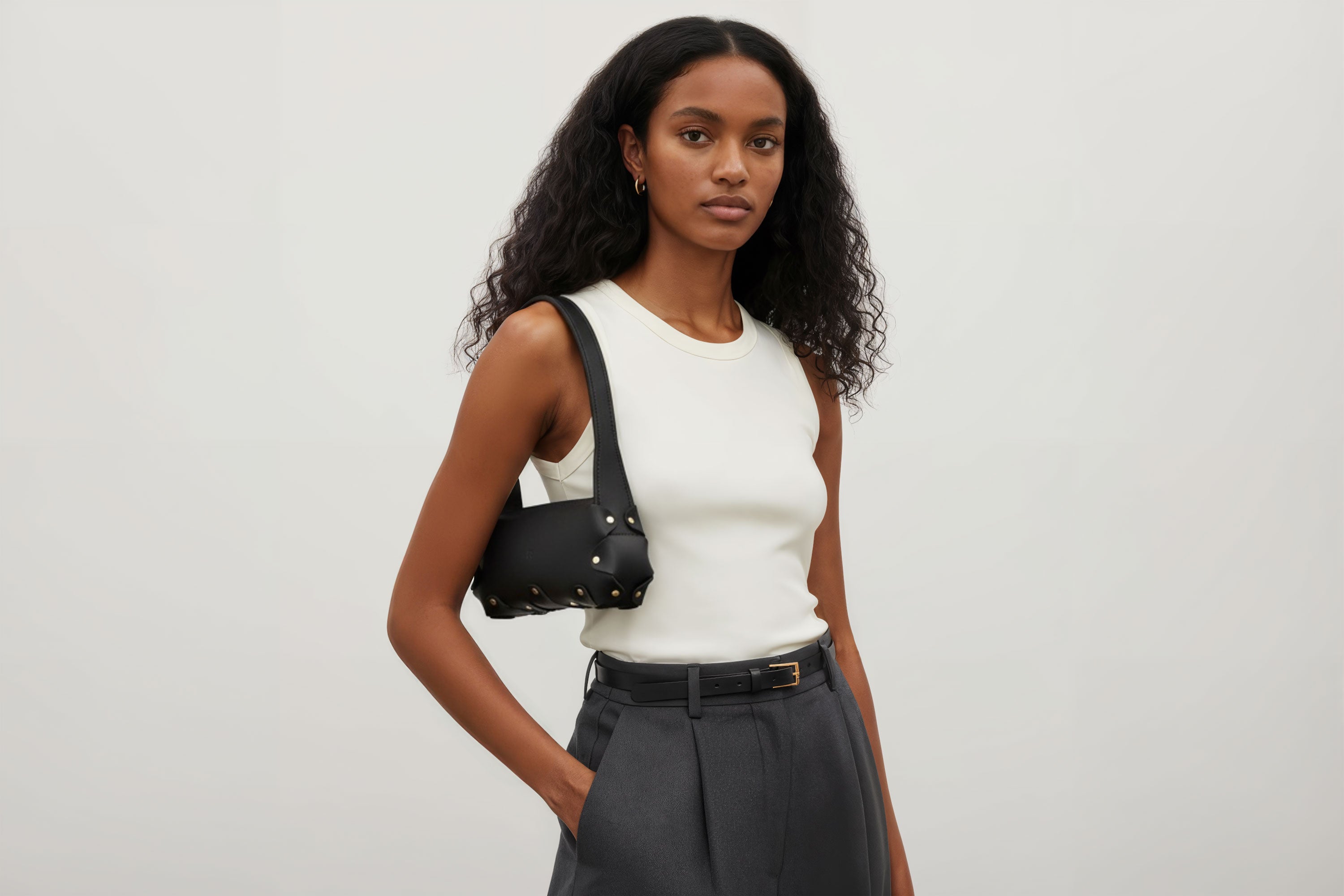 Fiona Bag Small Black Color Leather On Model Zipper Shoulder Bag Minimalist Modern Design Premium Quality Atelier Madre Manuel Dreesmann Barcelona