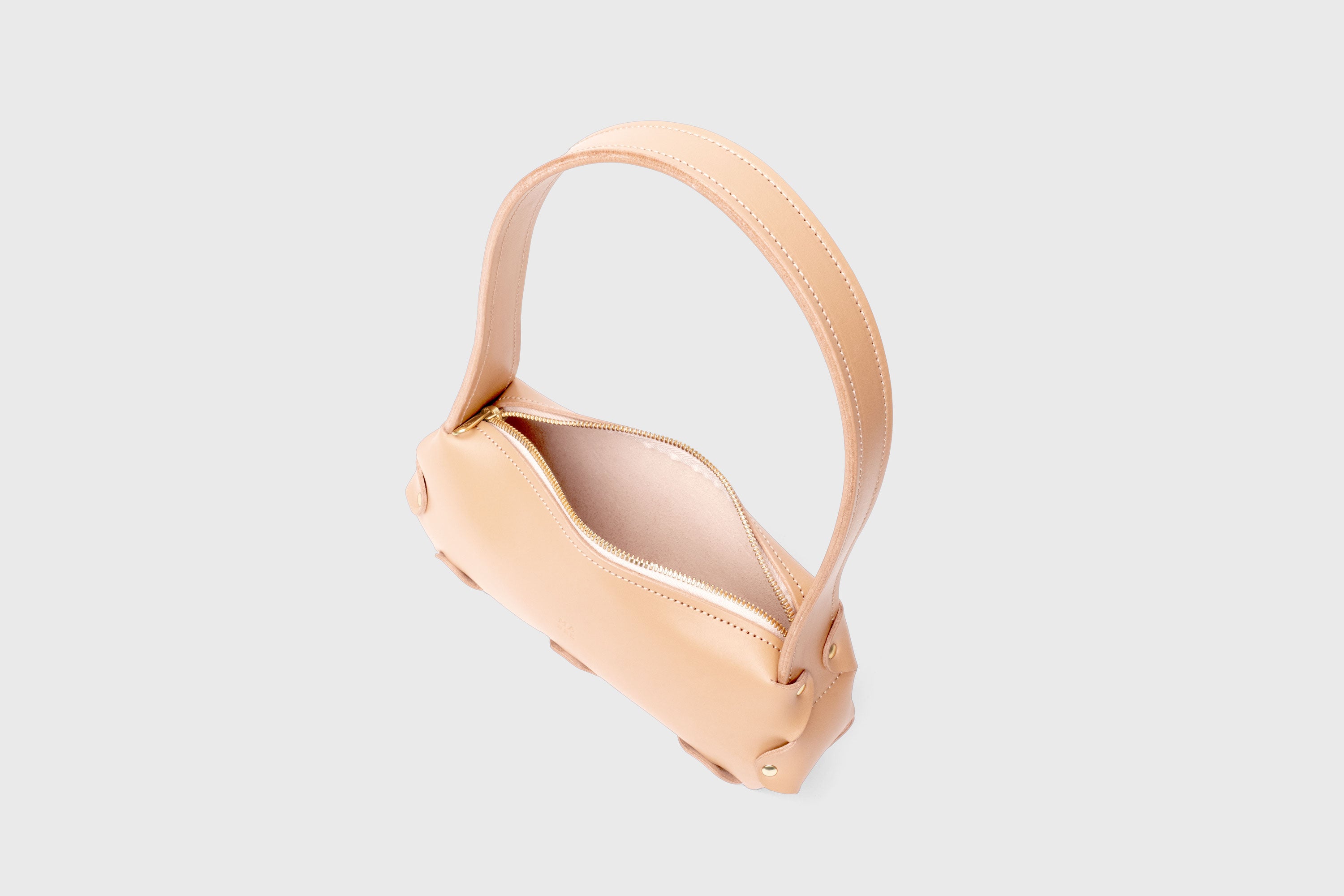 Fiona Bag Small Natural Color Leather Zipper Shoulder Bag Minimalist Modern Design Premium Quality Atelier Madre Manuel Dreesmann Barcelona