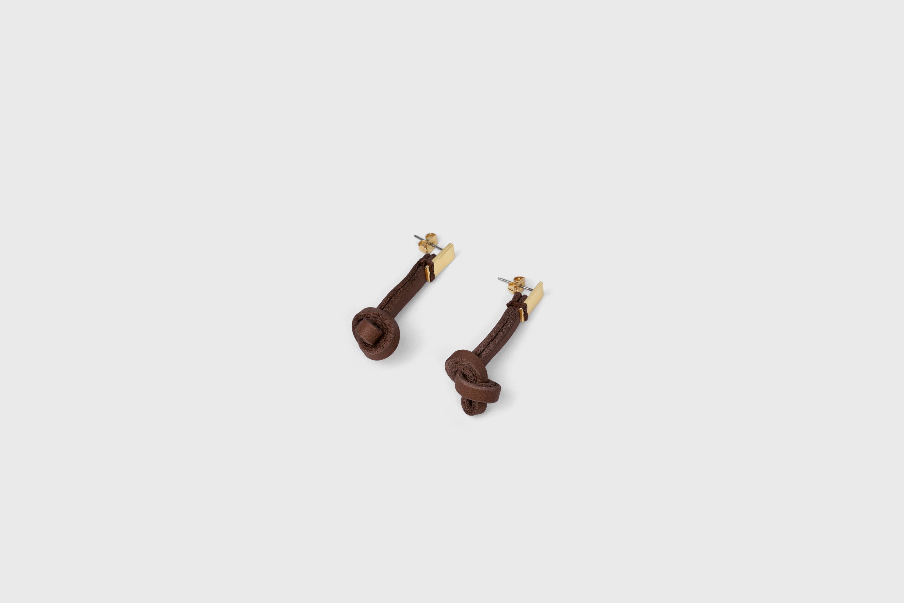 Gaia Earrings In Dark Brown Color In Vegetable Tanned Leather Minimalistic Design Atelier Madre Manuel Dreesmann Barcelona Spain