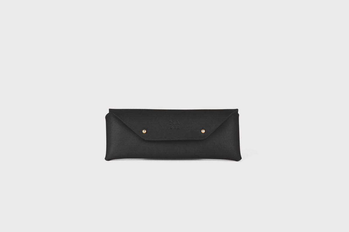 Glasses Case Black Colour Leather Vegetable Tanned Modern Minimal Design Premium Quality Atelier Madre Manuel Dreesmann Barcelona 1