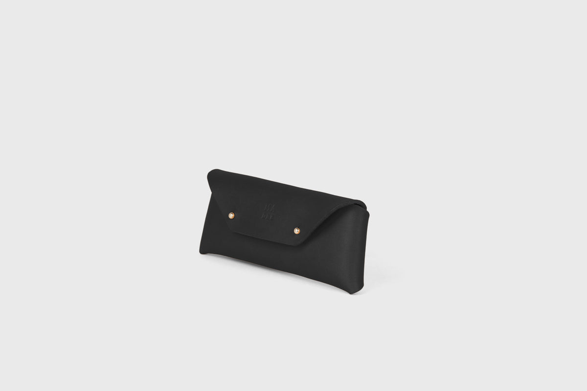 Glasses Case Black Colour Leather Vegetable Tanned Modern Minimal Design Premium Quality Atelier Madre Manuel Dreesmann Barcelona 3