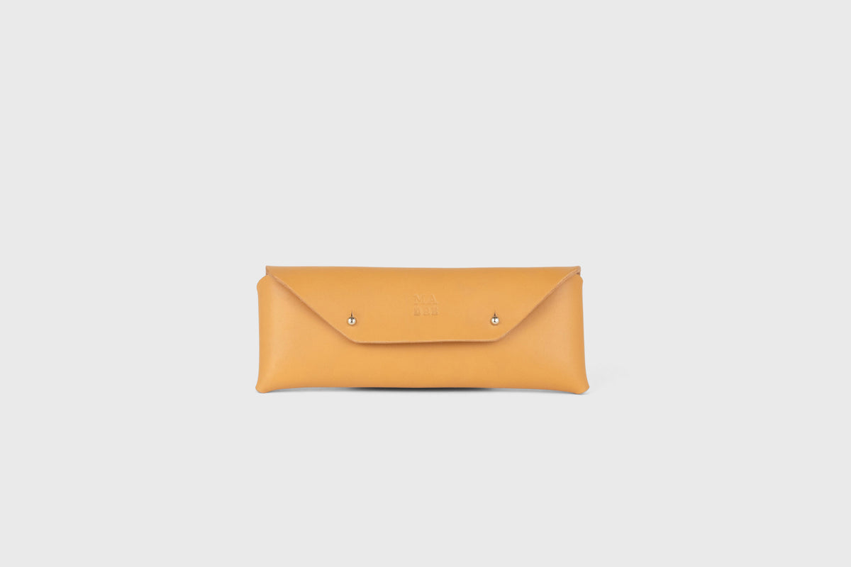 Glasses Case Brown Colour Leather Vegetable Tanned Modern Minimal Design Premium Quality Atelier Madre Manuel Dreesmann Barcelona 1