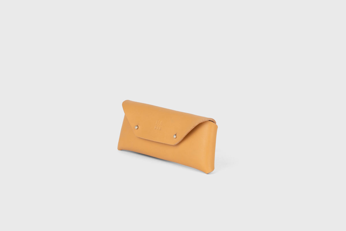 Glasses Case Brown Colour Leather Vegetable Tanned Modern Minimal Design Premium Quality Atelier Madre Manuel Dreesmann Barcelona 3