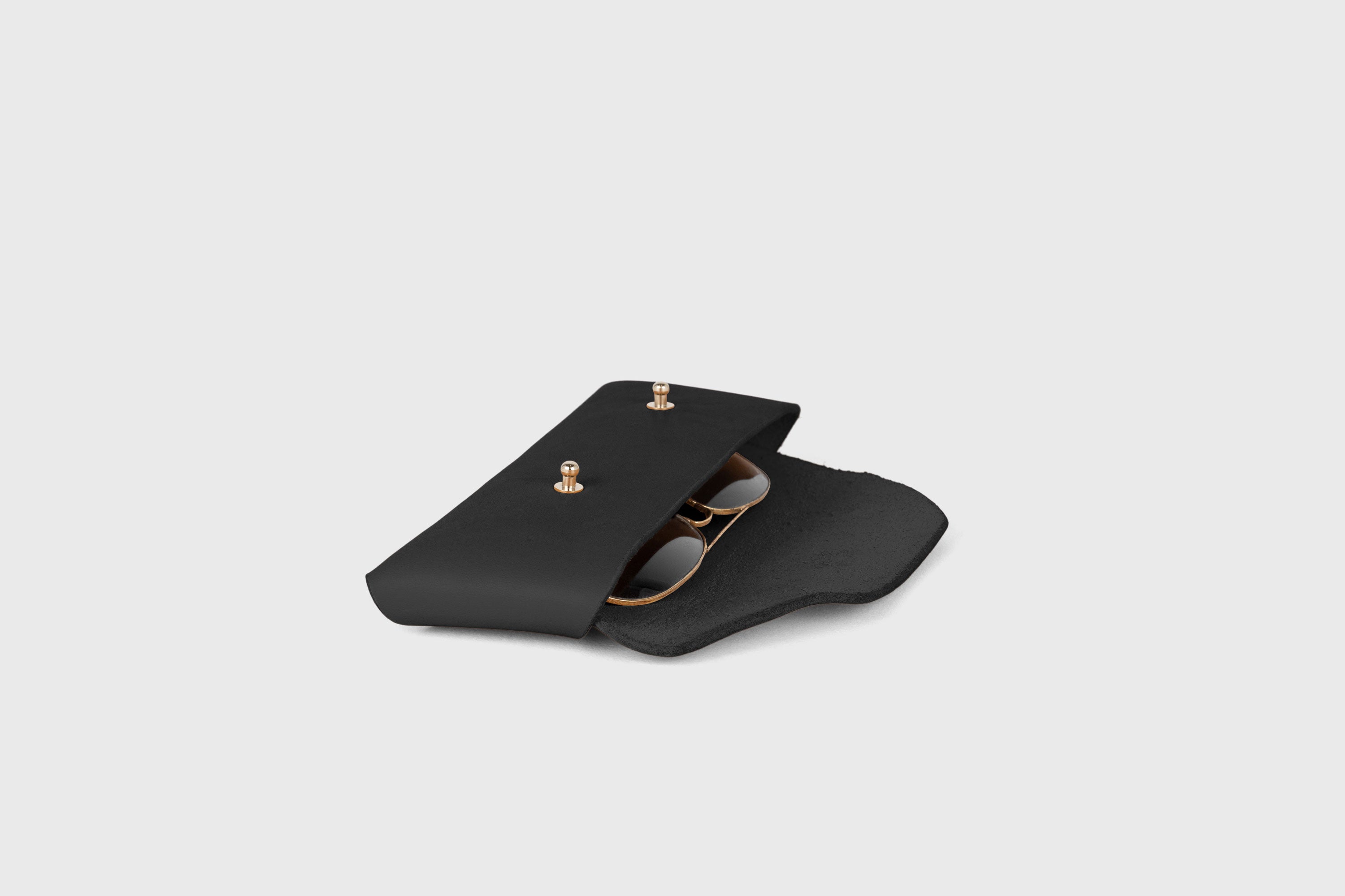 Glasses Case Leather Black Color Eyewear Pouch Minimalist Design Atelier Madre Manuel Dreesmann Barcelona Spain