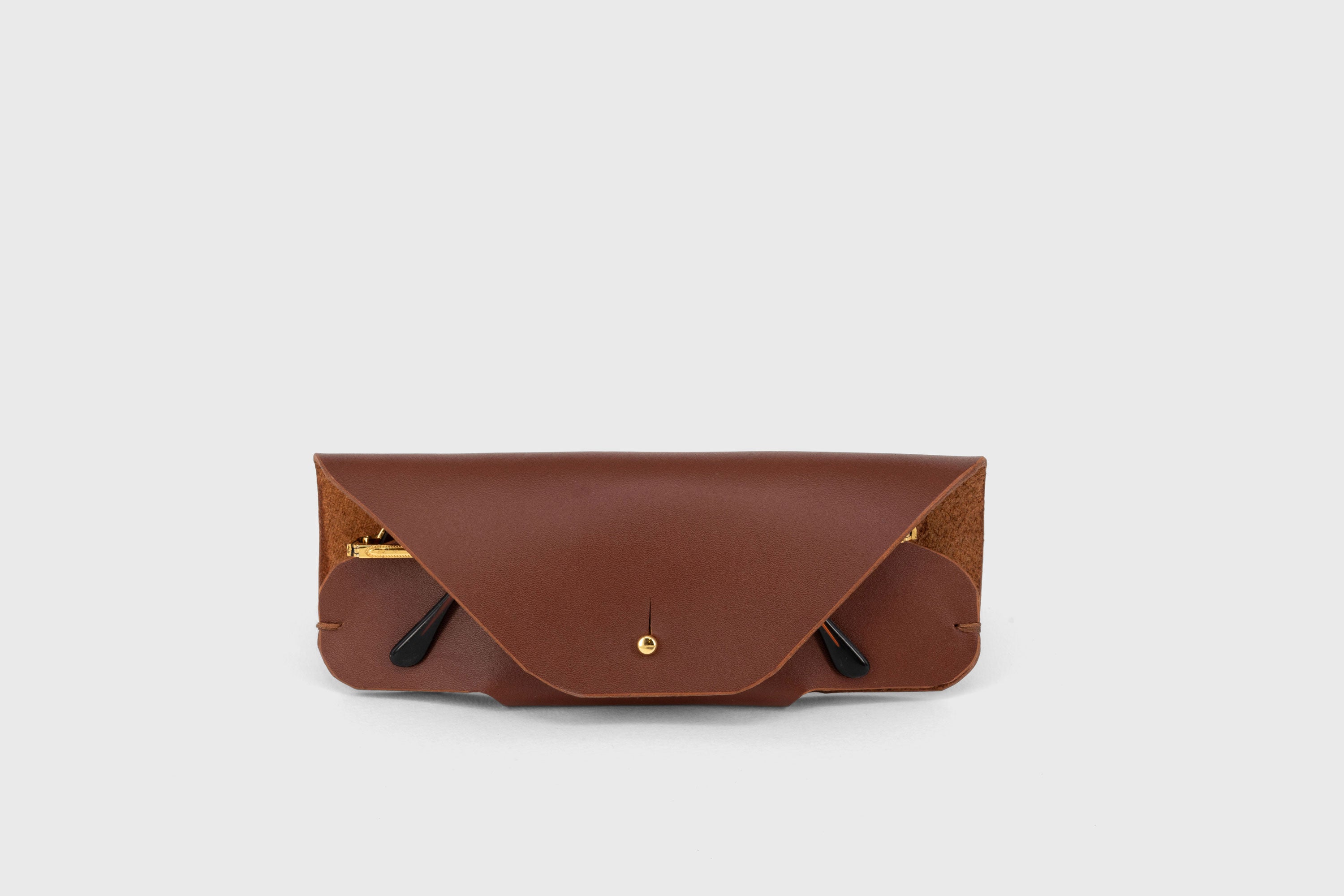 Sunglasses Case Leather Glasses Dark Brown Full Grain Vachetta Vegetable Tanned Leather Minimal Modern Design Premium Quality Luxury Handcrafted Atelier Madre Manuel Dreesmann Barcelona