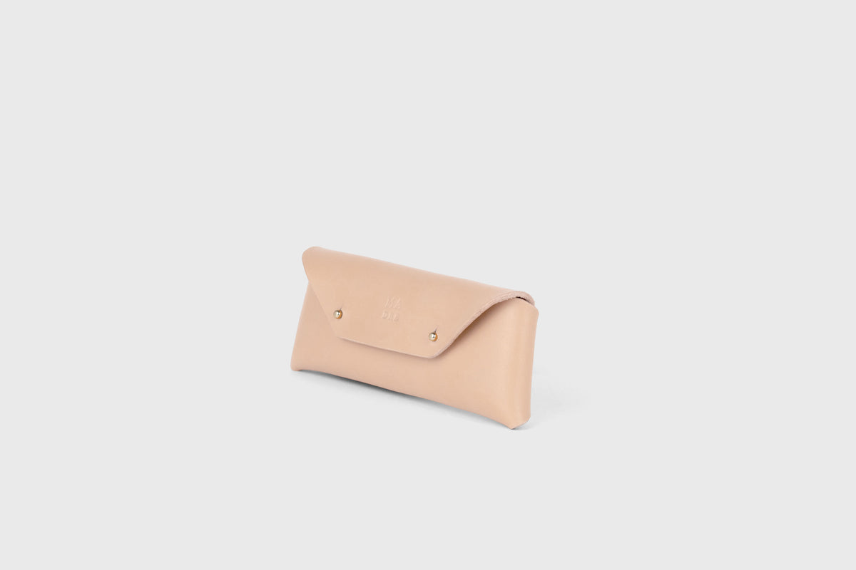 Glasses Case Natural Colour Leather Vegetable Tanned Modern Minimal Design Premium Quality Atelier Madre Manuel Dreesmann Barcelona 3