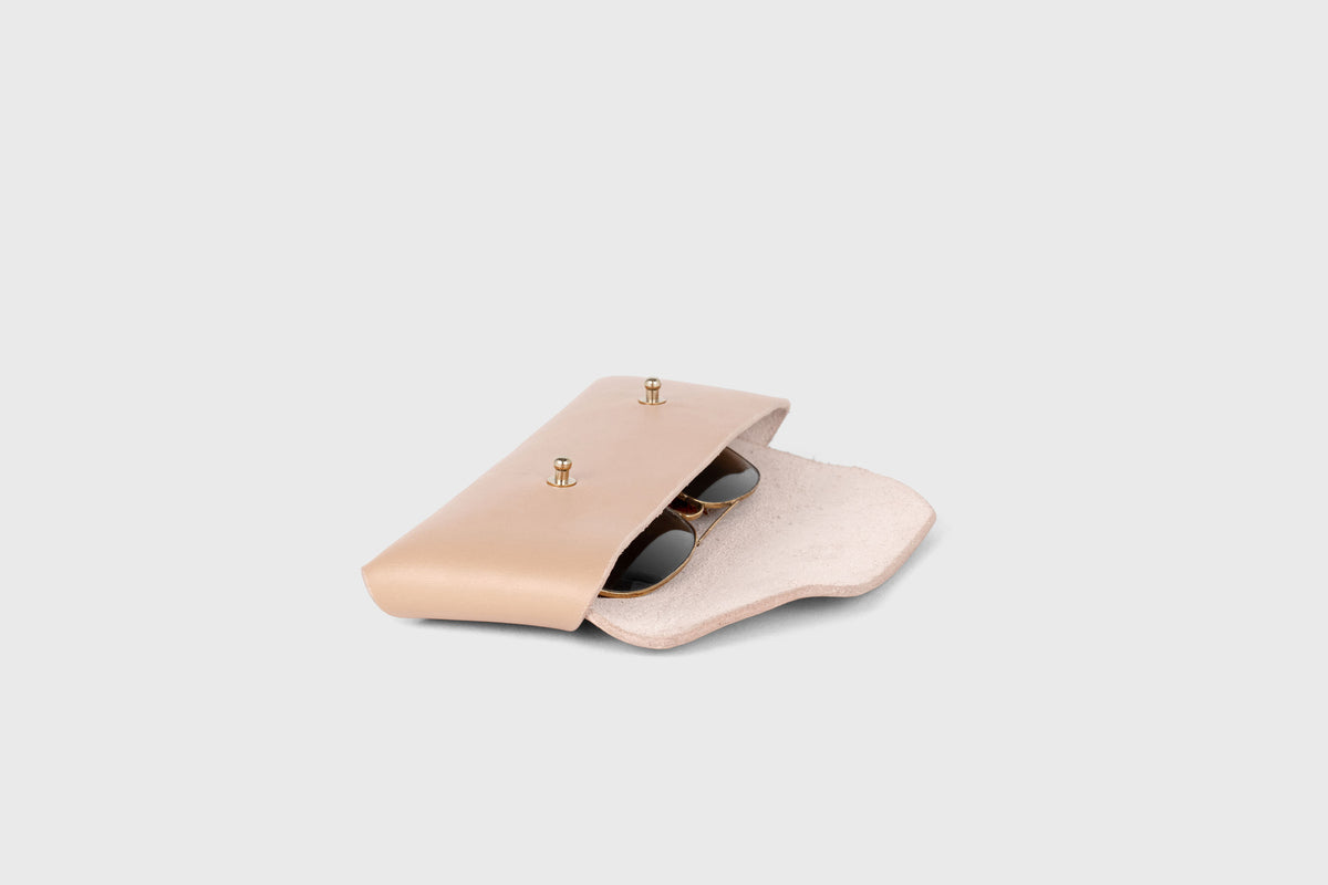 Glasses Case Natural Colour Leather Vegetable Tanned Modern Minimal Design Premium Quality Atelier Madre Manuel Dreesmann Barcelona 4