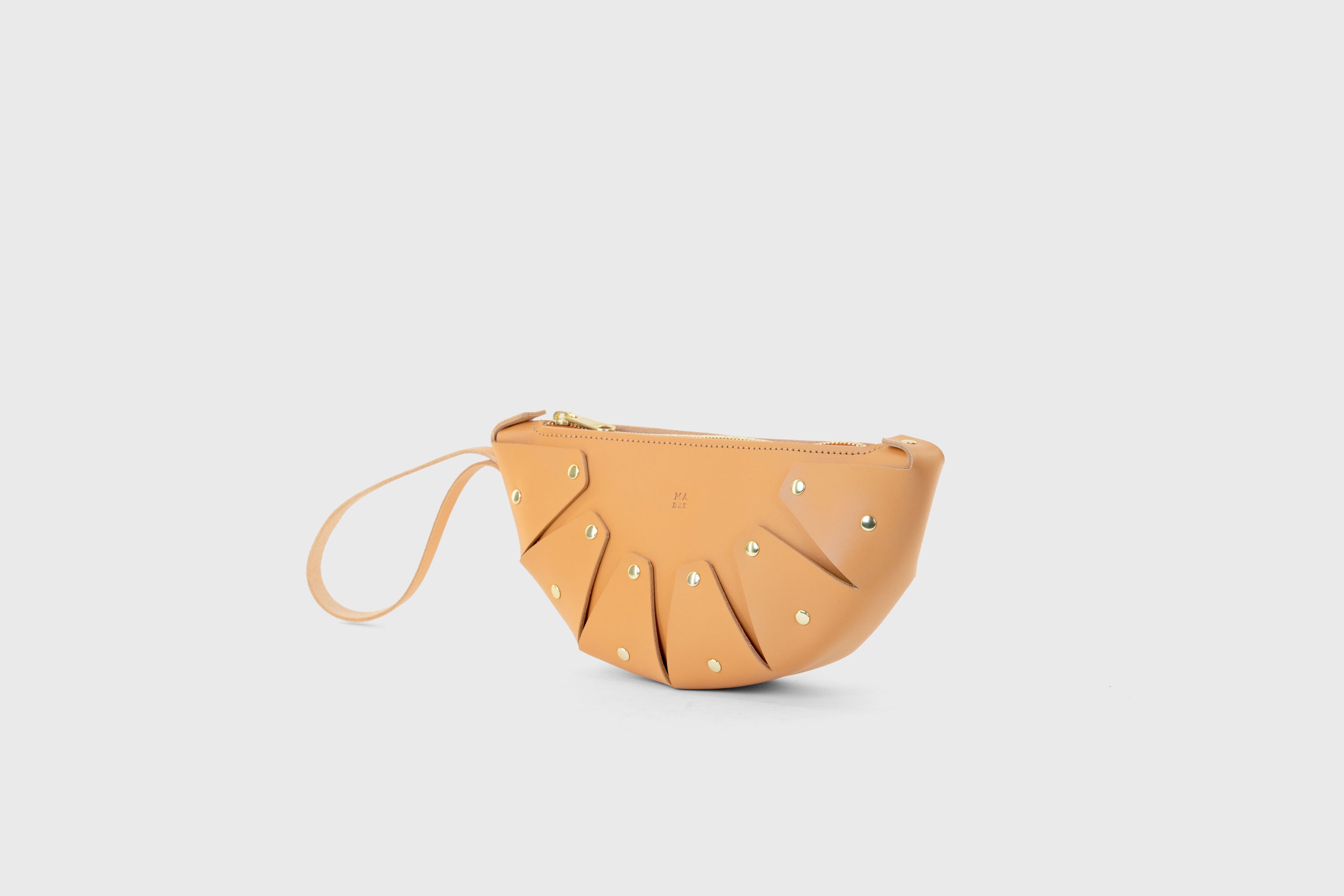 Juno Leather Bag Brown Vegetable Tanned Full Grain Spain Brass Rivets Design Minimalist Half Moon Circle Round Zipper Pouch Handbag Clutch Bag Atelier Madre Manuel Dreesmann Barcelona
