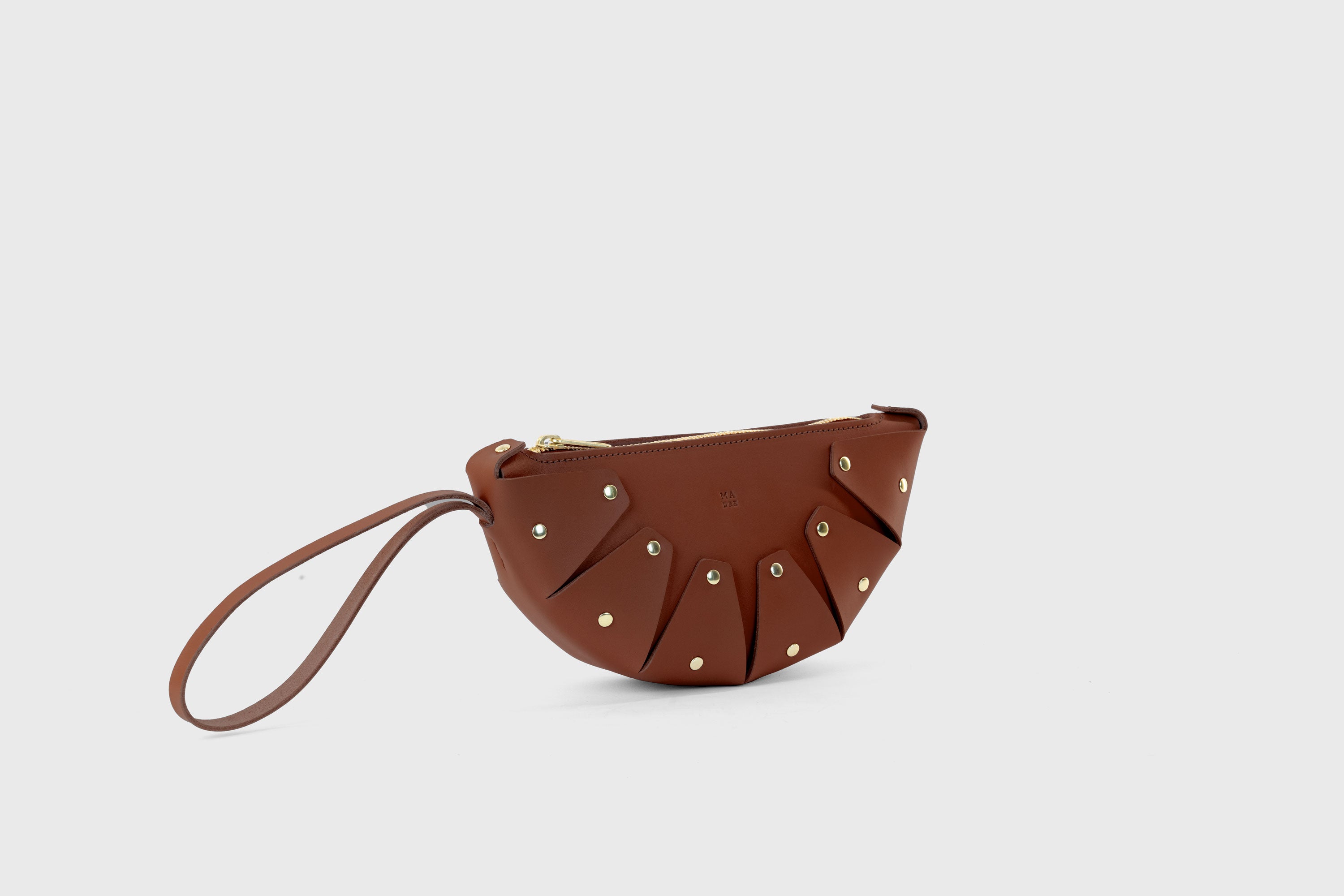 Juno Leather Bag Dark Brown Vegetable Tanned Full Grain Spain Brass Rivets Design Minimalist Half Moon Circle Round Zipper Pouch Handbag Clutch Bag Atelier Madre Manuel Dreesmann Barcelona