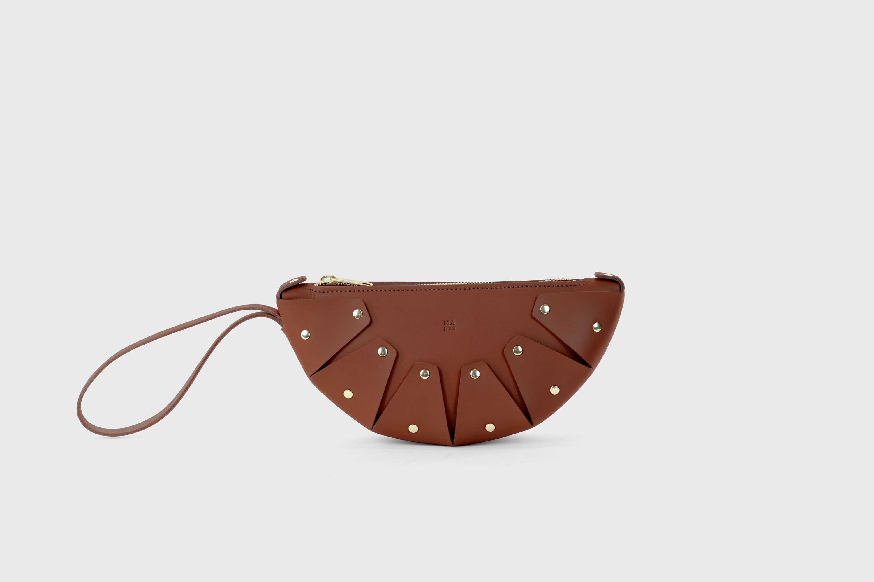 Juno Leather Bag Dark Brown Vegetable Tanned Full Grain Spain Brass Rivets Design Minimalist Half Moon Circle Round Zipper Pouch Handbag Clutch Bag Atelier Madre Manuel Dreesmann Barcelona