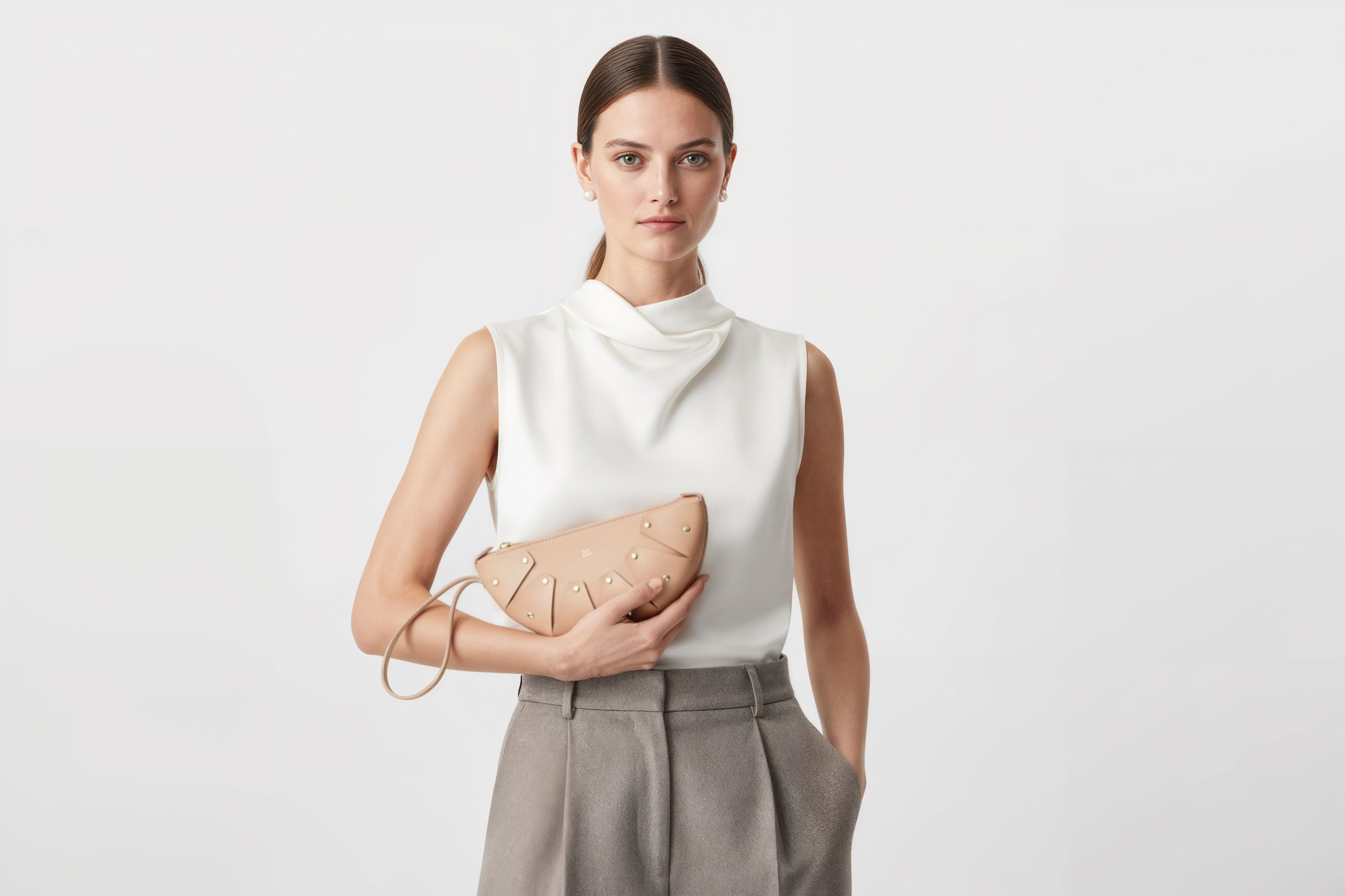 Juno Leather Bag Natural Color On A Model Vegetable Tanned Full Grain Spain Brass Rivets Design Minimalist Half Moon Circle Round Zipper Pouch Handbag Clutch Bag Atelier Madre Manuel Dreesmann Barcelona
