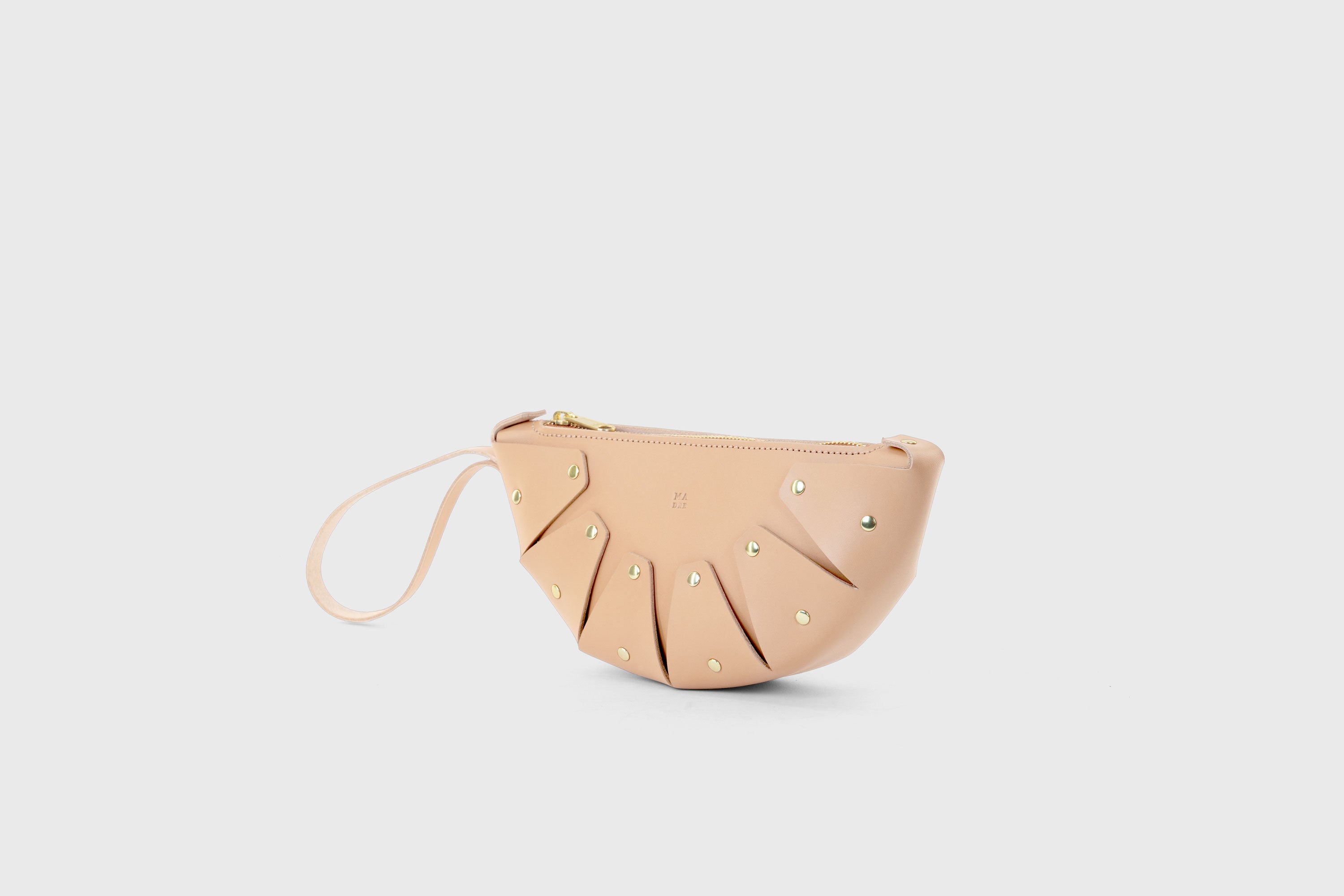 Juno Leather Bag Natural Color Vegetable Tanned Full Grain Spain Brass Rivets Design Minimalist Half Moon Circle Round Zipper Pouch Handbag Clutch Bag Atelier Madre Manuel Dreesmann Barcelona