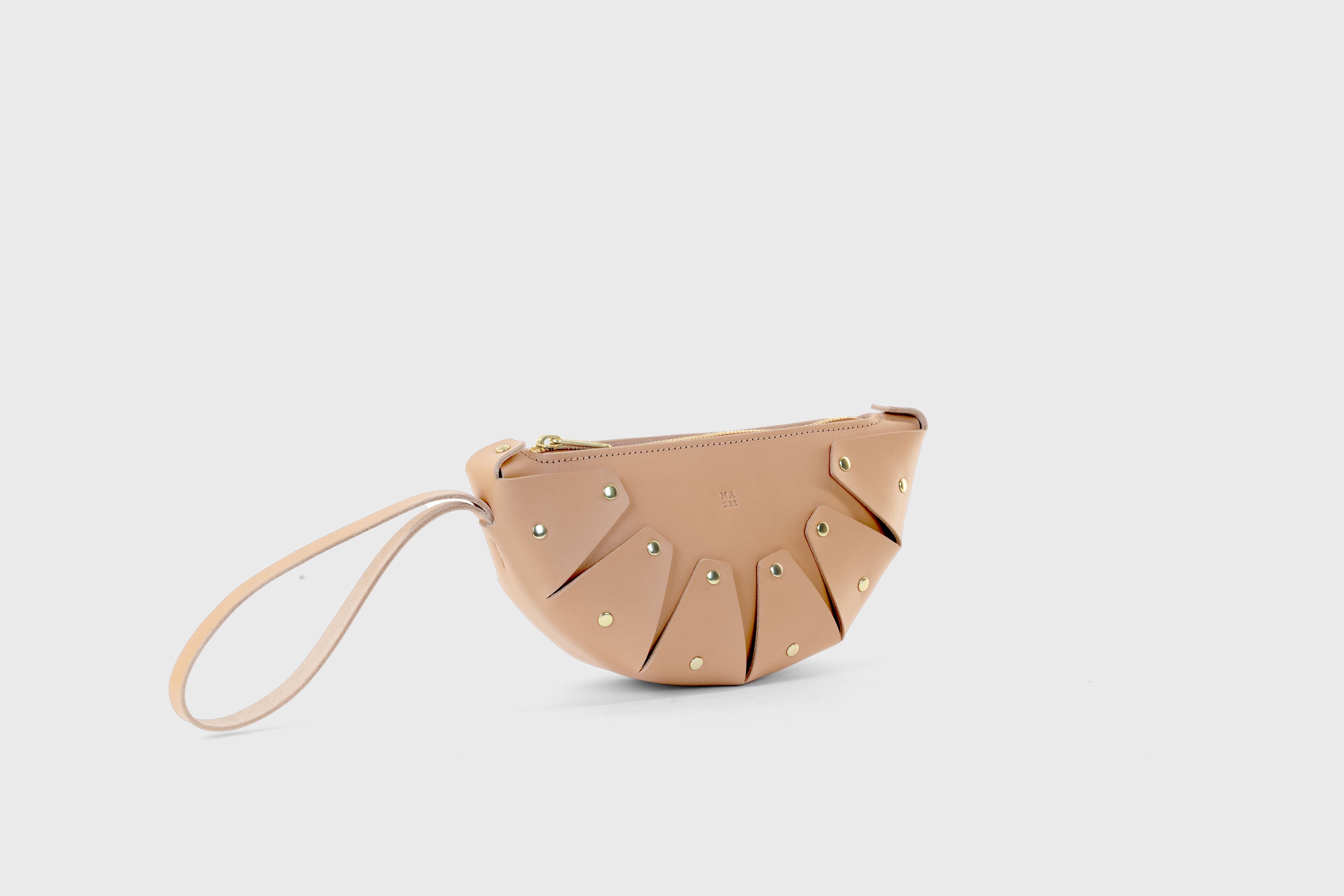 Juno Leather Bag Natural Color Vegetable Tanned Full Grain Spain Brass Rivets Design Minimalist Half Moon Circle Round Zipper Pouch Handbag Clutch Bag Atelier Madre Manuel Dreesmann Barcelona