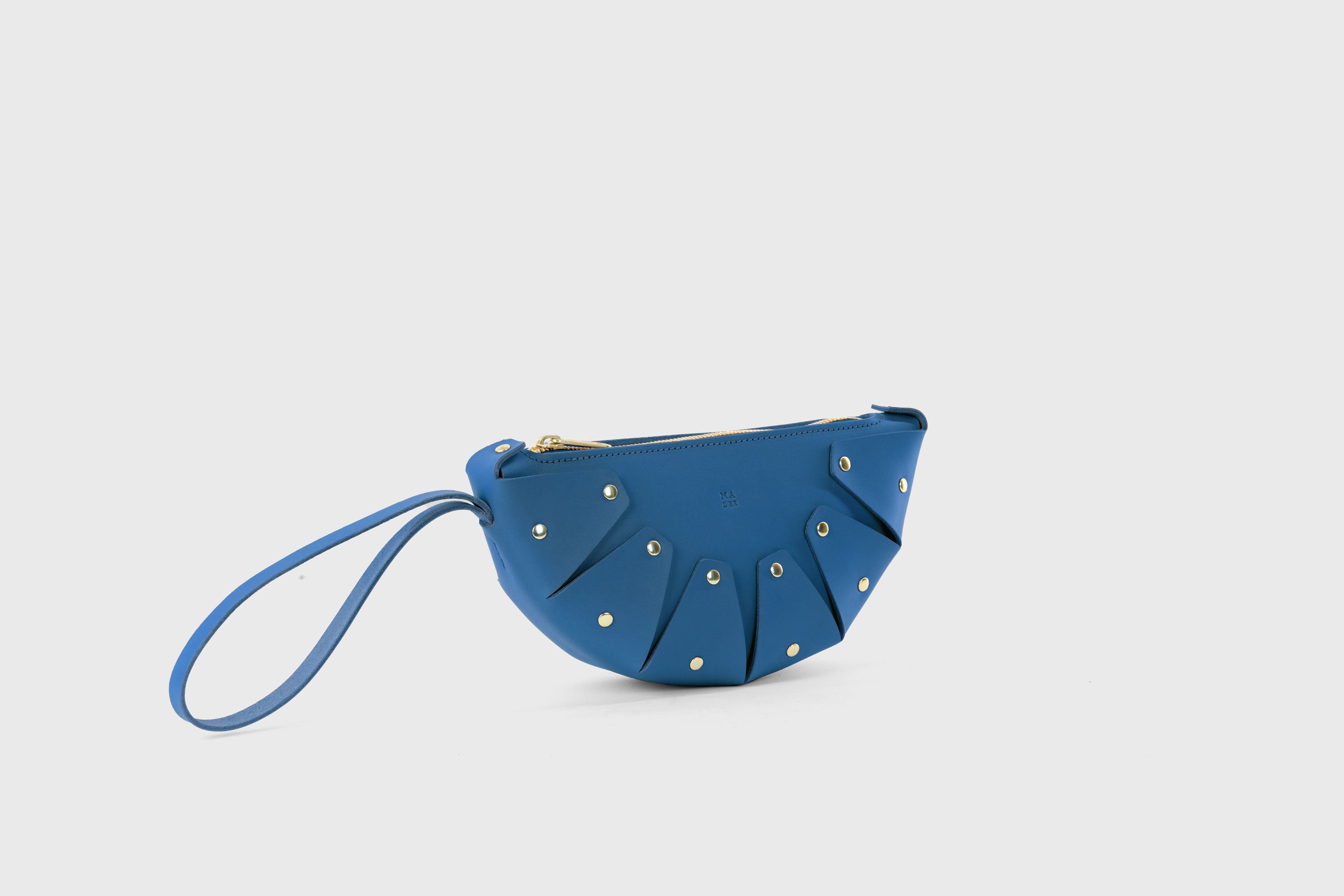 Juno Leather Bag Royal Blue Color Vegetable Tanned Full Grain Spain Brass Rivets Design Minimalist Half Moon Circle Round Zipper Pouch Handbag Clutch Bag Atelier Madre Manuel Dreesmann Barcelona