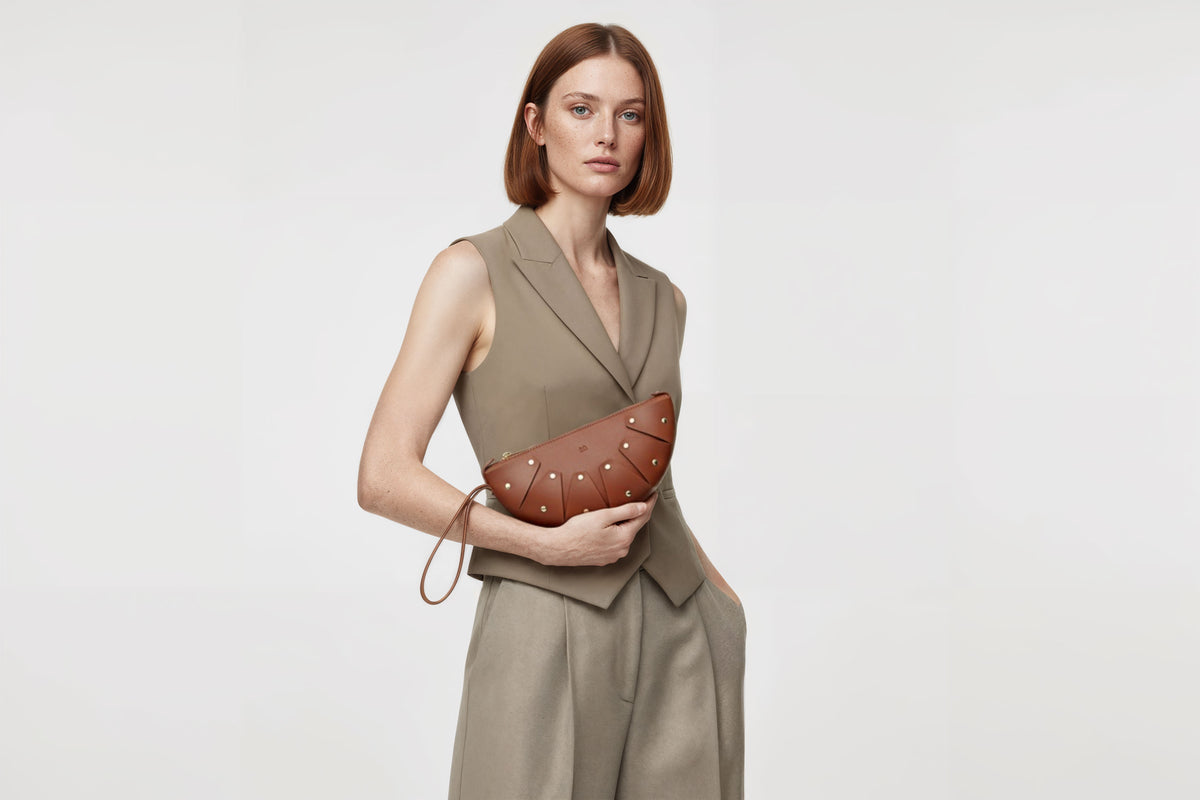 Juno on a model Dark Brown Colour Leather Vegetable Tanned Modern Minimal Design Premium Quality Atelier Madre Manuel Dreesmann Barcelona 1