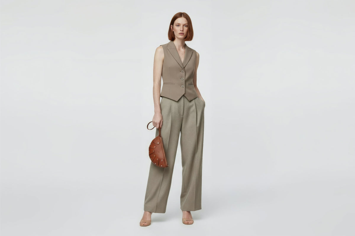 Juno on a model Dark Brown Colour Leather Vegetable Tanned Modern Minimal Design Premium Quality Atelier Madre Manuel Dreesmann Barcelona 2