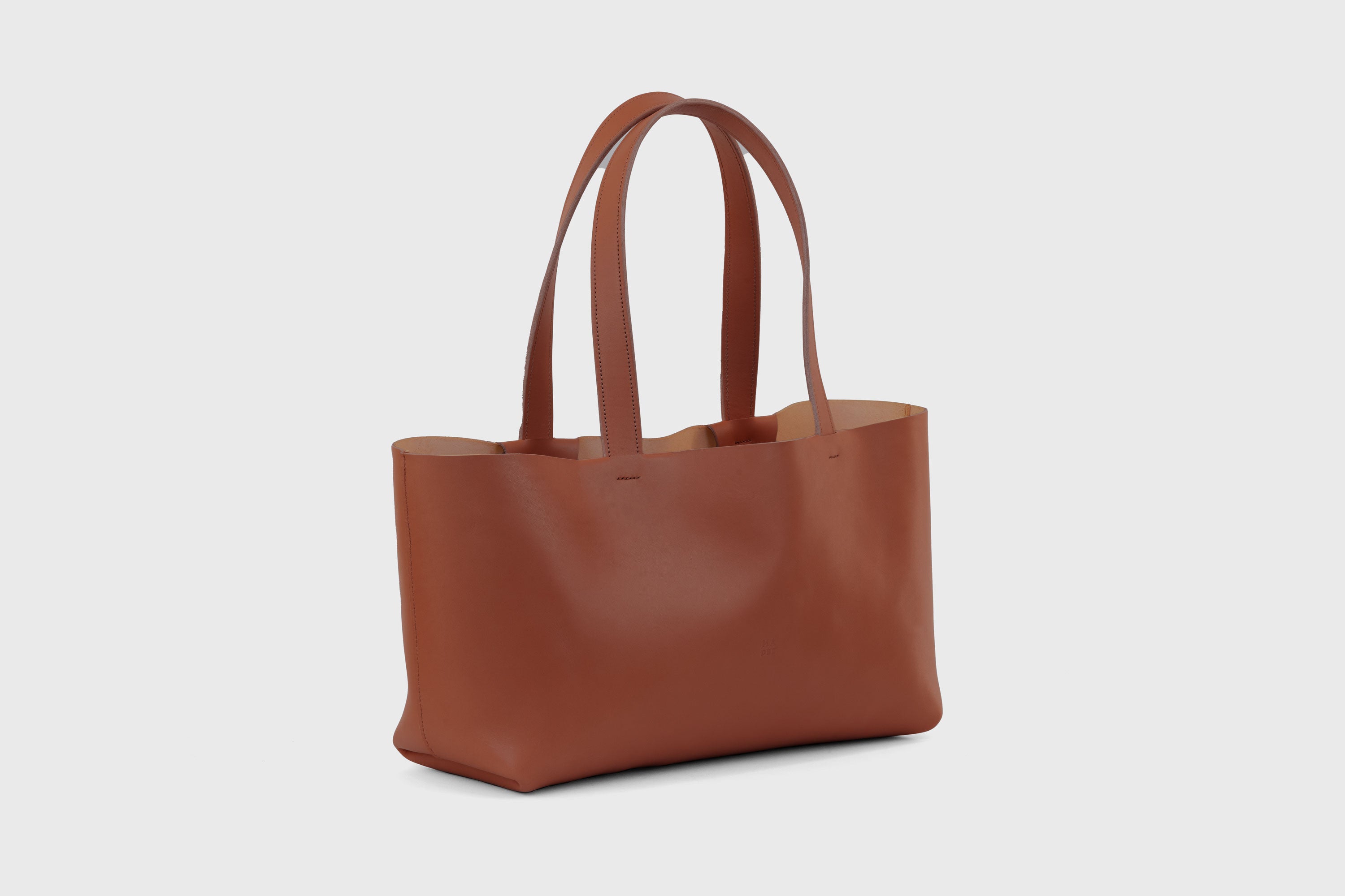 Karin Tote Bag Dark Brown Color Vegetable Tanned Leather Vachetta Minimalistic Design Premium Atelier Madre Manuel Dreesmann Barcelona Spain