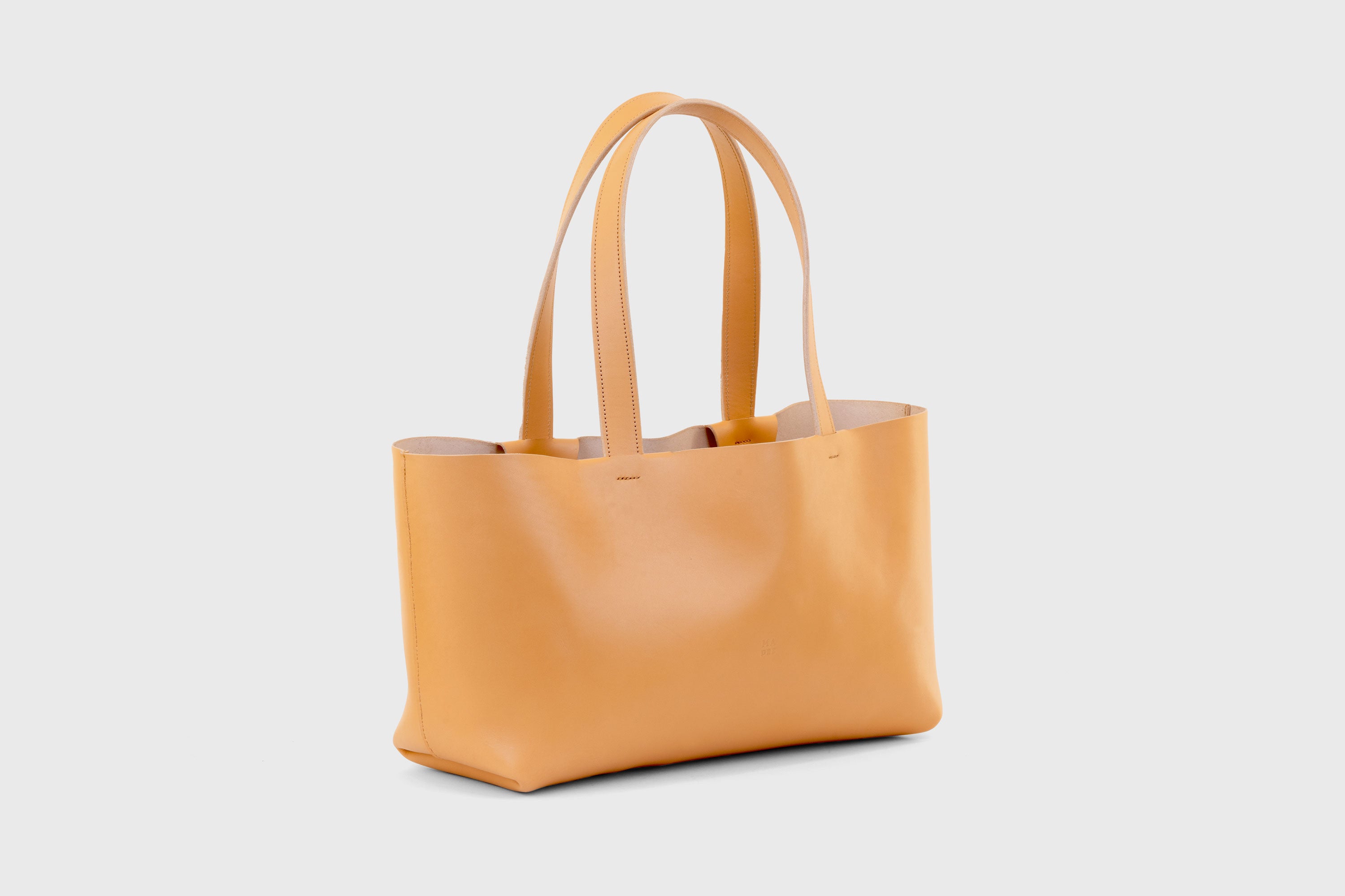 Karin Tote Bag Brown Color Vegetable Tanned Leather Vachetta Minimalistic Design Premium Atelier Madre Manuel Dreesmann Barcelona Spain