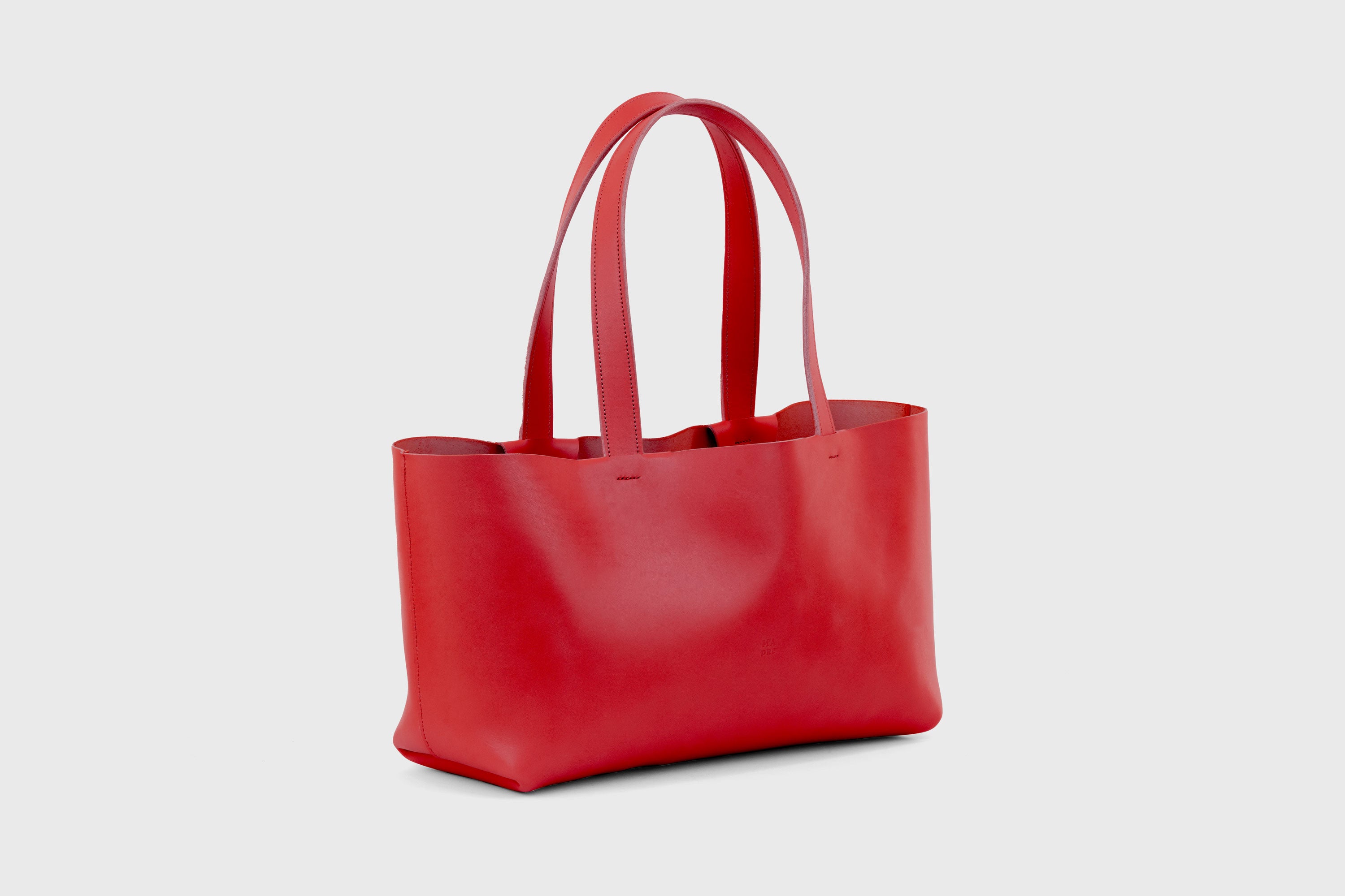 Karin Tote Bag Red Color Vegetable Tanned Leather Vachetta Minimalistic Design Premium Atelier Madre Manuel Dreesmann Barcelona Spain