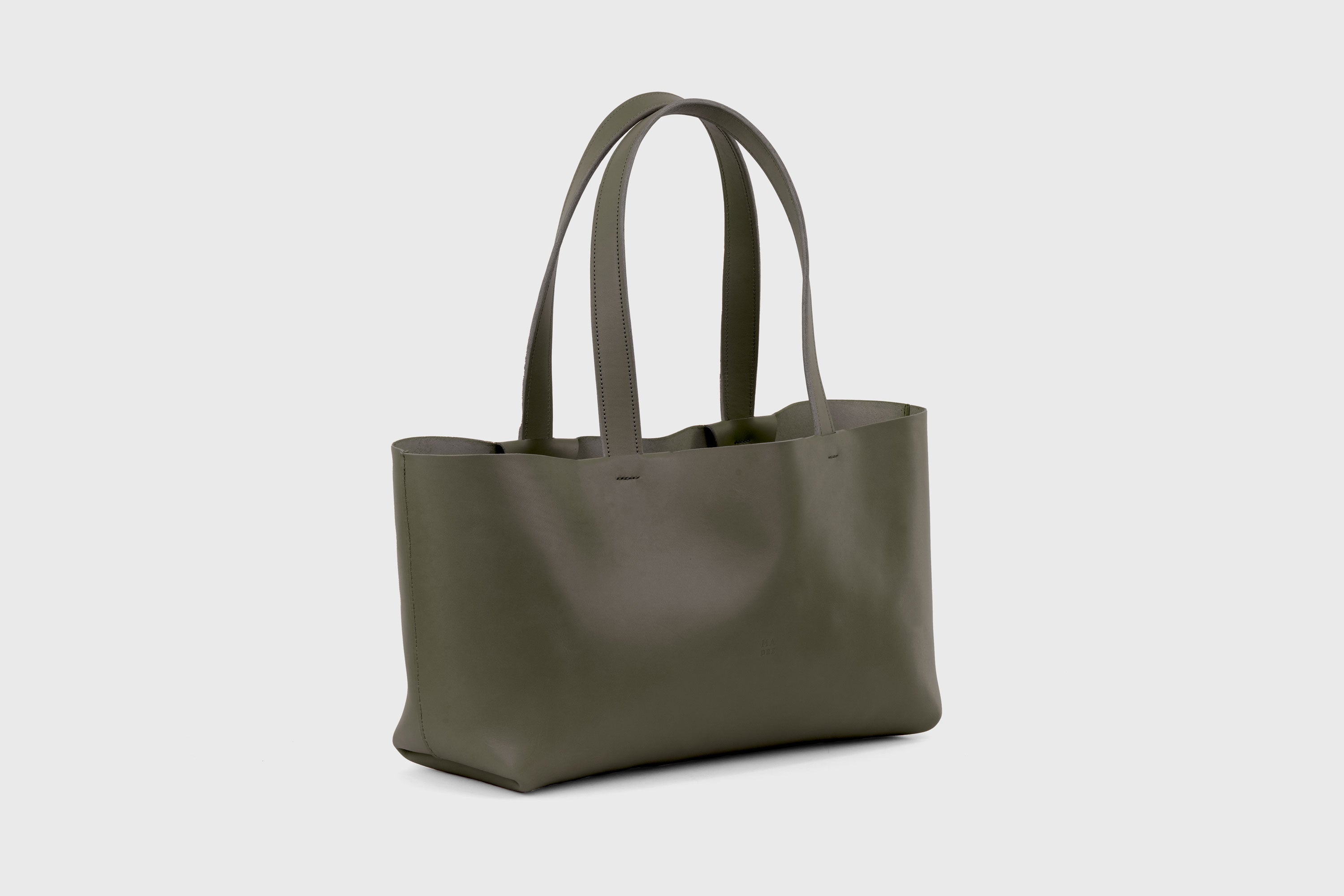 Karin Tote Bag Olive Green Color Vegetable Tanned Leather Vachetta Minimalistic Design Premium Atelier Madre Manuel Dreesmann Barcelona Spain