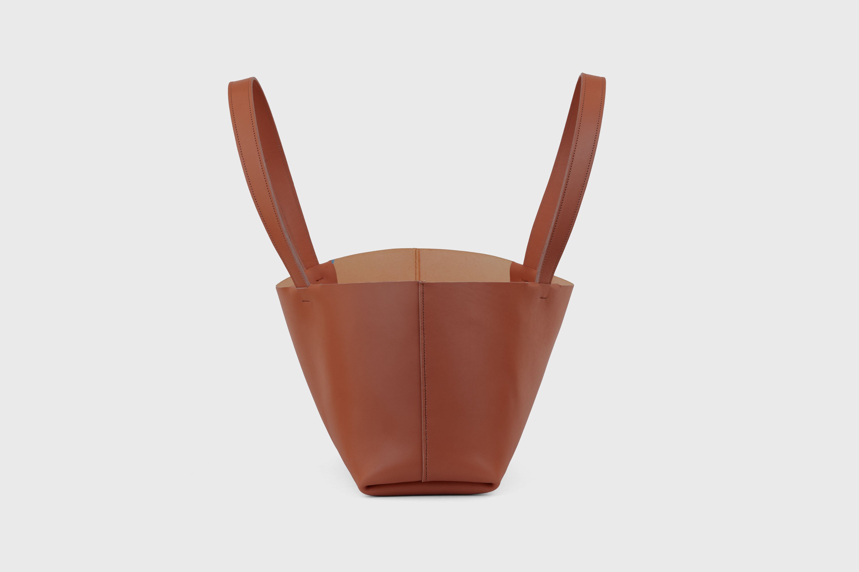 Karin Tote Bag Dark Brown Color Vegetable Tanned Leather Vachetta Minimalistic Design Premium Atelier Madre Manuel Dreesmann Barcelona Spain