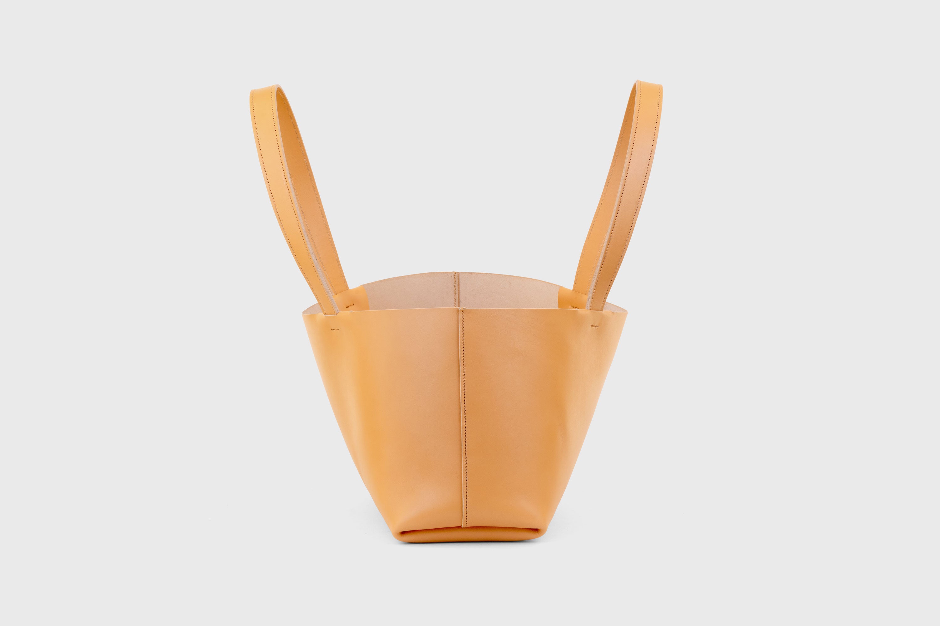 Karin Tote Bag Brown Color Vegetable Tanned Leather Vachetta Minimalistic Design Premium Atelier Madre Manuel Dreesmann Barcelona Spain