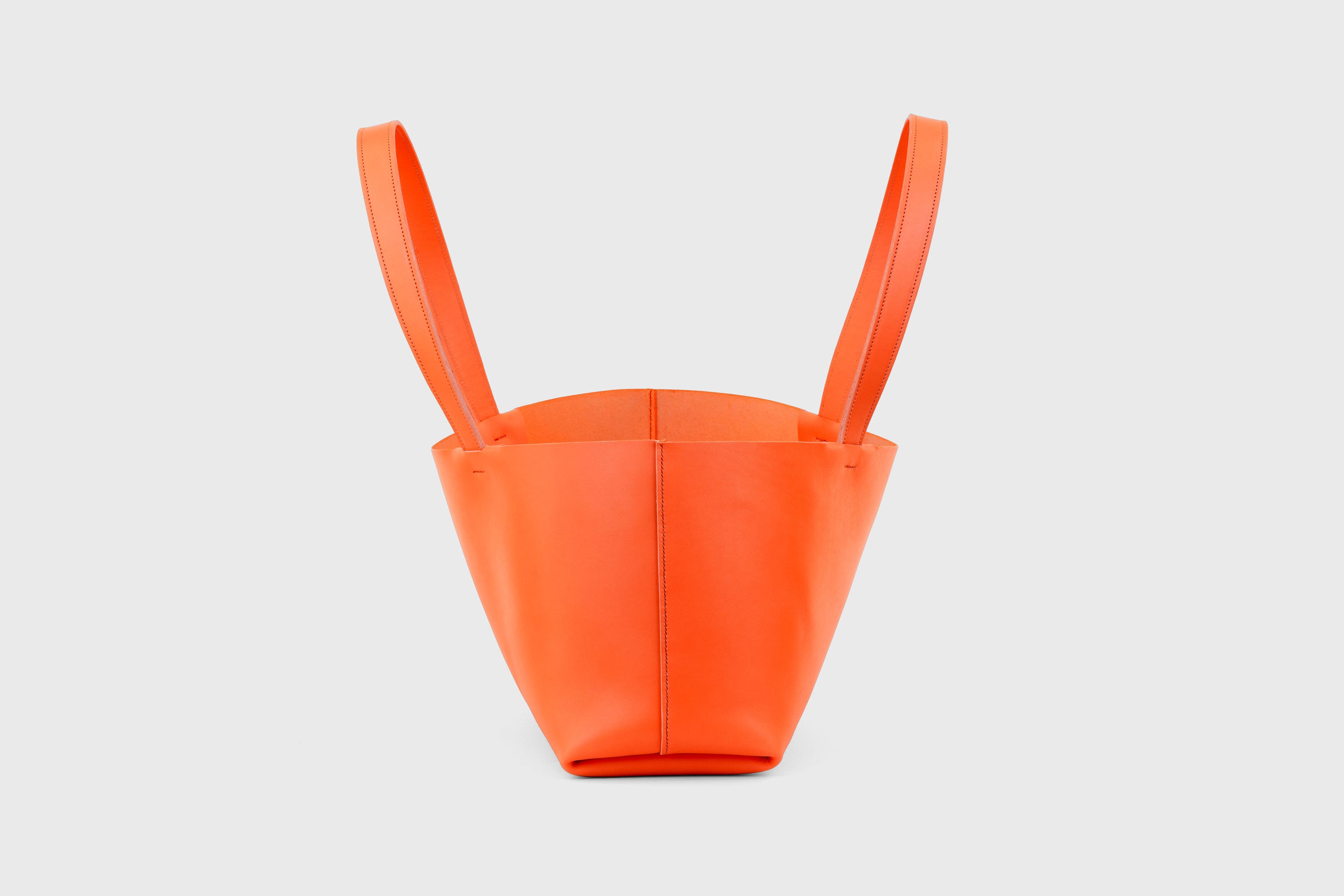 Karin Tote Bag Orange Color Vegetable Tanned Leather Vachetta Minimalistic Design Premium Atelier Madre Manuel Dreesmann Barcelona Spain