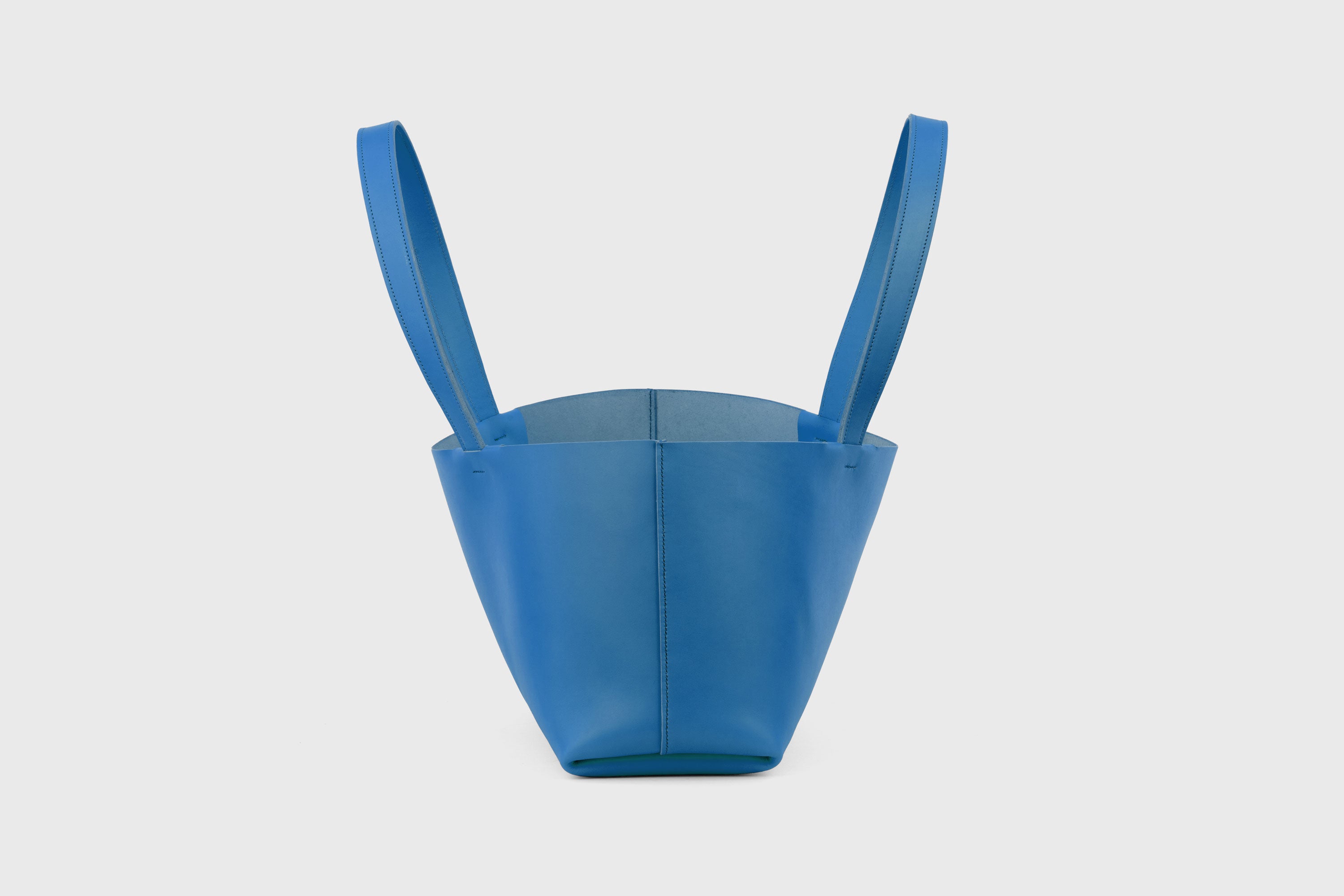 Karin Tote Bag Royal Blue Color Vegetable Tanned Leather Vachetta Minimalistic Design Premium Atelier Madre Manuel Dreesmann Barcelona Spain