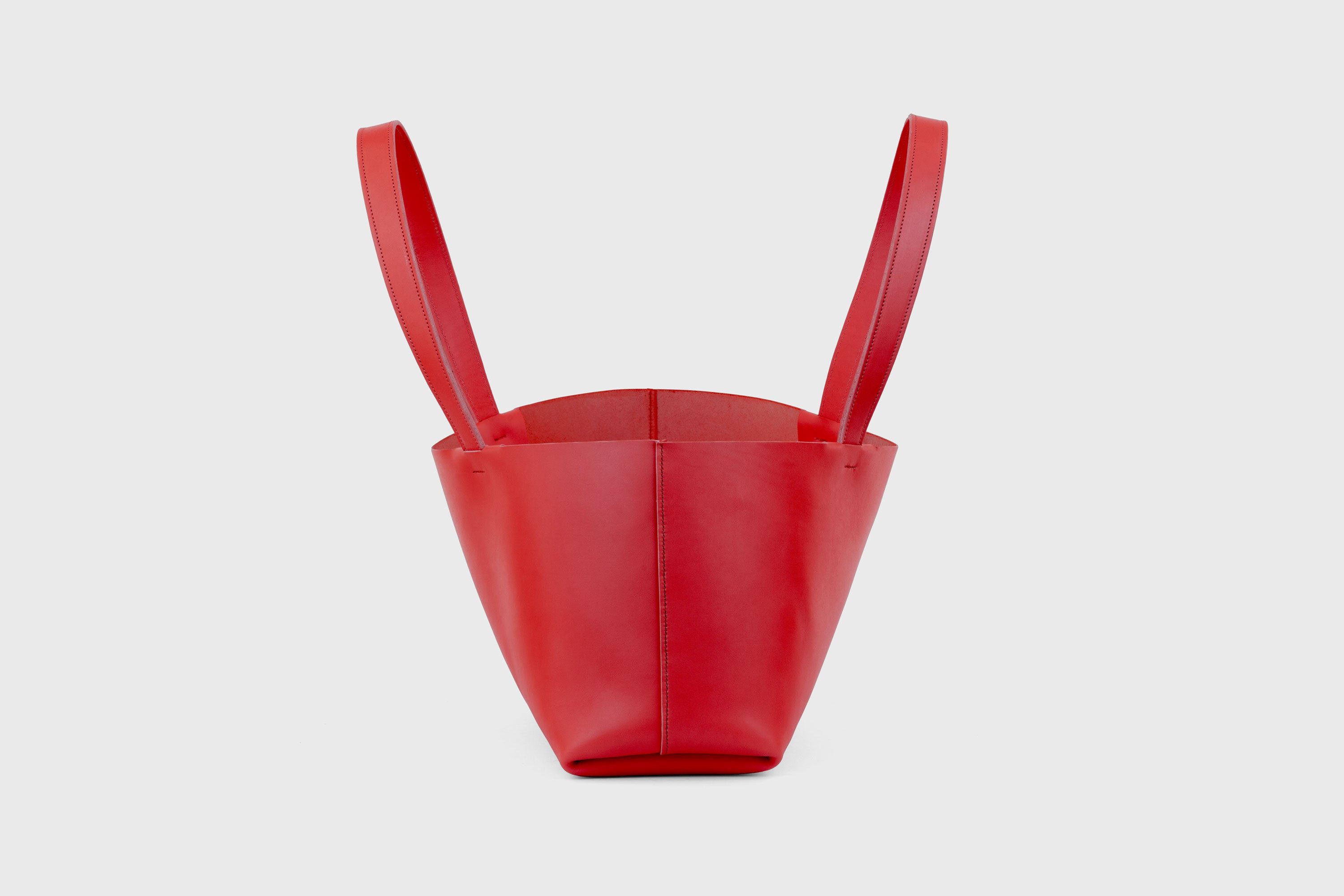 Karin Tote Bag Red Color Vegetable Tanned Leather Vachetta Minimalistic Design Premium Atelier Madre Manuel Dreesmann Barcelona Spain