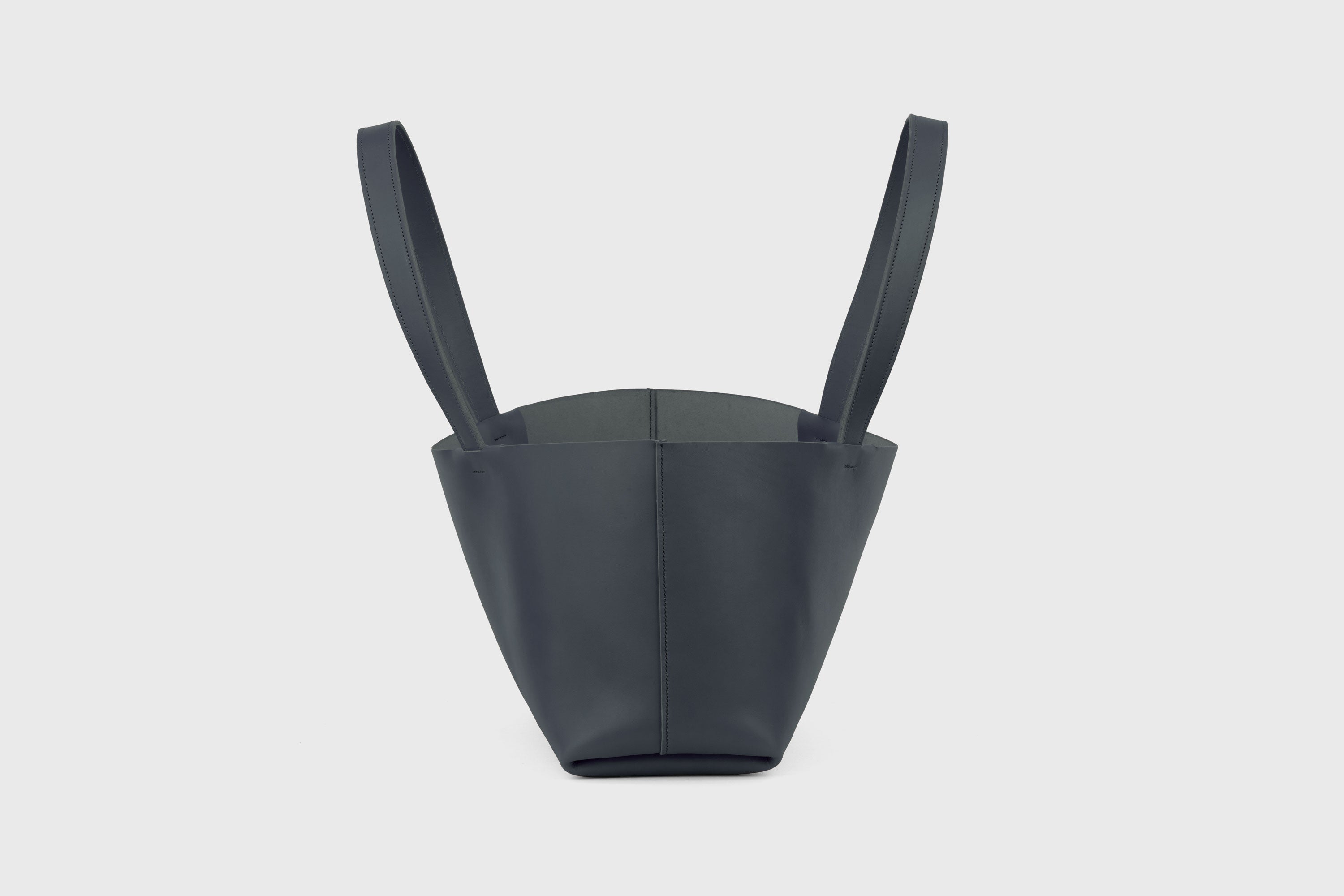 Karin Tote Bag Marine Blue Color Vegetable Tanned Leather Vachetta Minimalistic Design Premium Atelier Madre Manuel Dreesmann Barcelona Spain