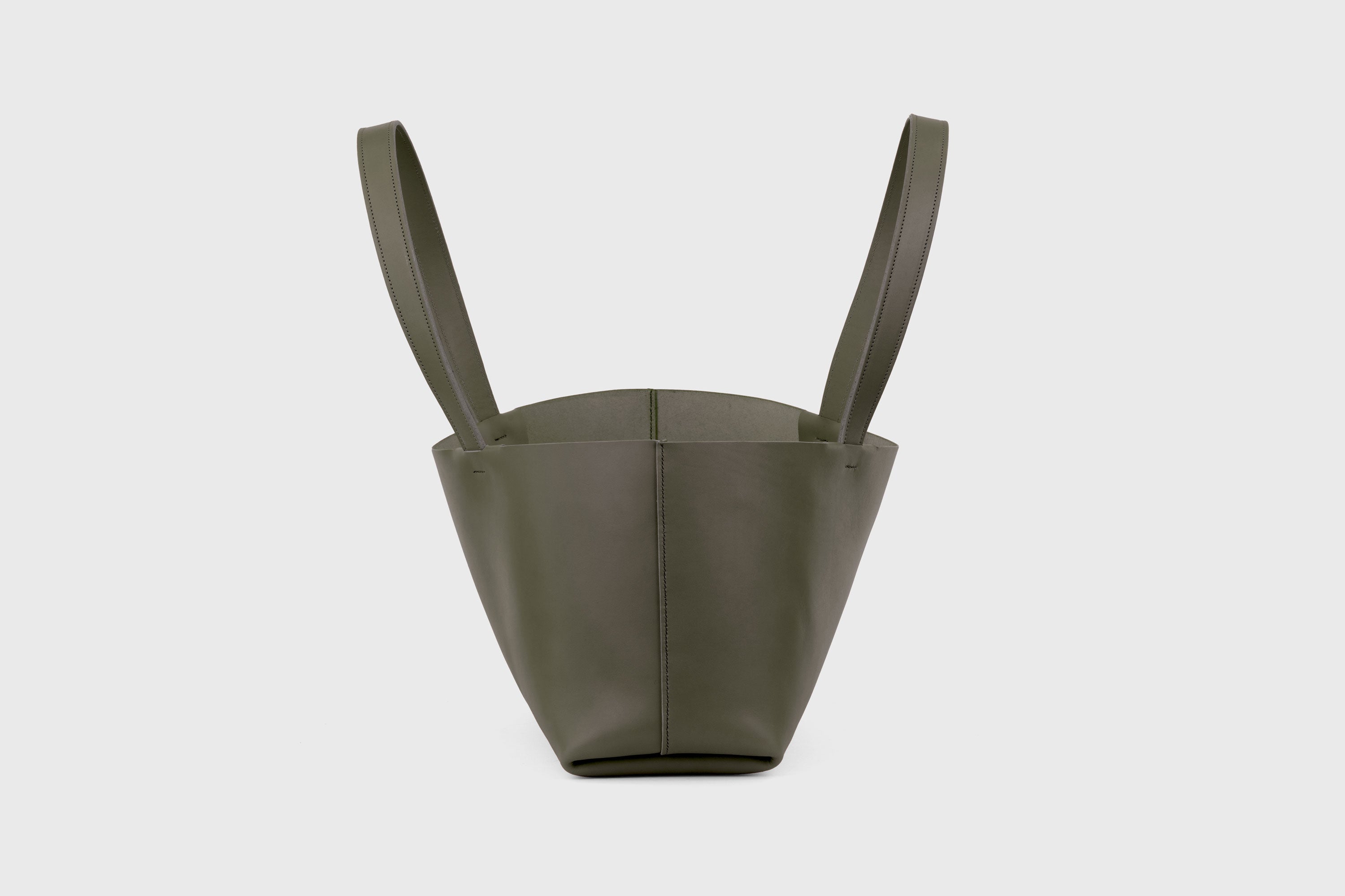Karin Tote Bag Olive Green Color Vegetable Tanned Leather Vachetta Minimalistic Design Premium Atelier Madre Manuel Dreesmann Barcelona Spain