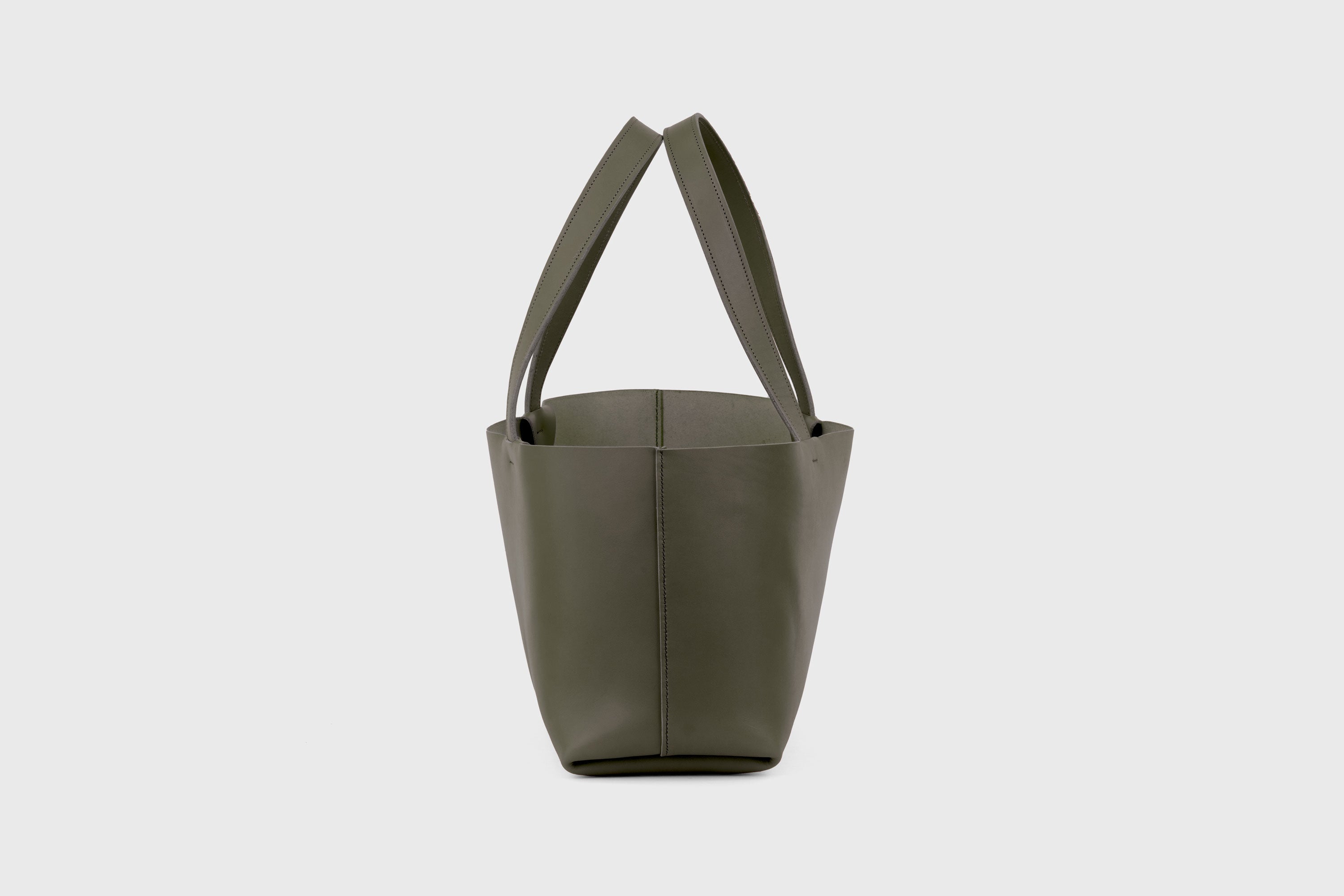 Karin Tote Bag Olive Green Color Vegetable Tanned Leather Vachetta Minimalistic Design Premium Atelier Madre Manuel Dreesmann Barcelona Spain