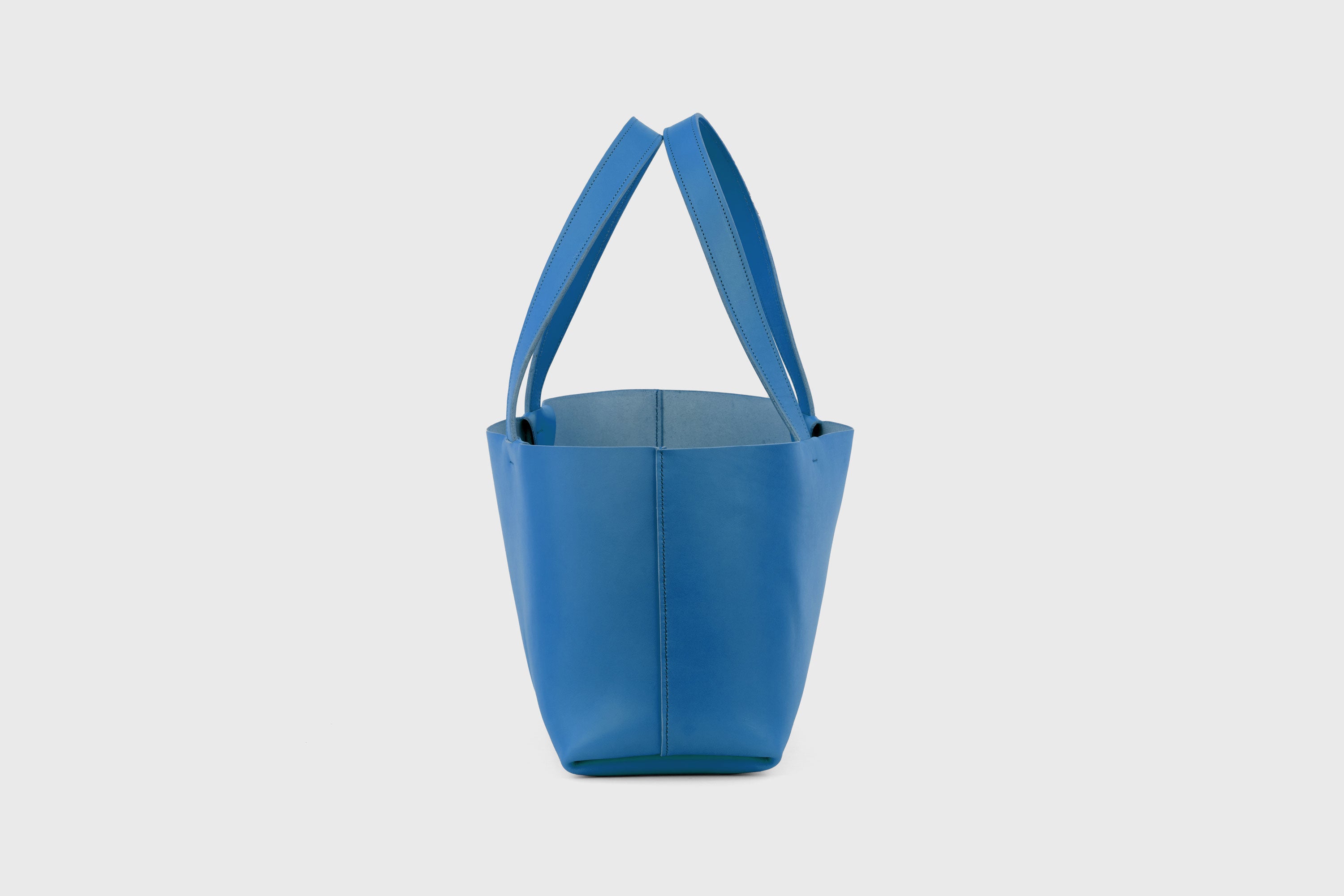 Karin Tote Bag Royal Blue Color Vegetable Tanned Leather Vachetta Minimalistic Design Premium Atelier Madre Manuel Dreesmann Barcelona Spain
