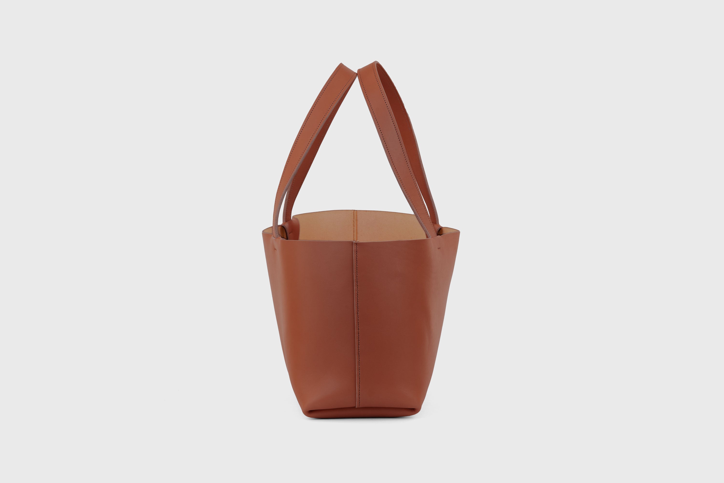 Karin Tote Bag Dark Brown Color Vegetable Tanned Leather Vachetta Minimalistic Design Premium Atelier Madre Manuel Dreesmann Barcelona Spain