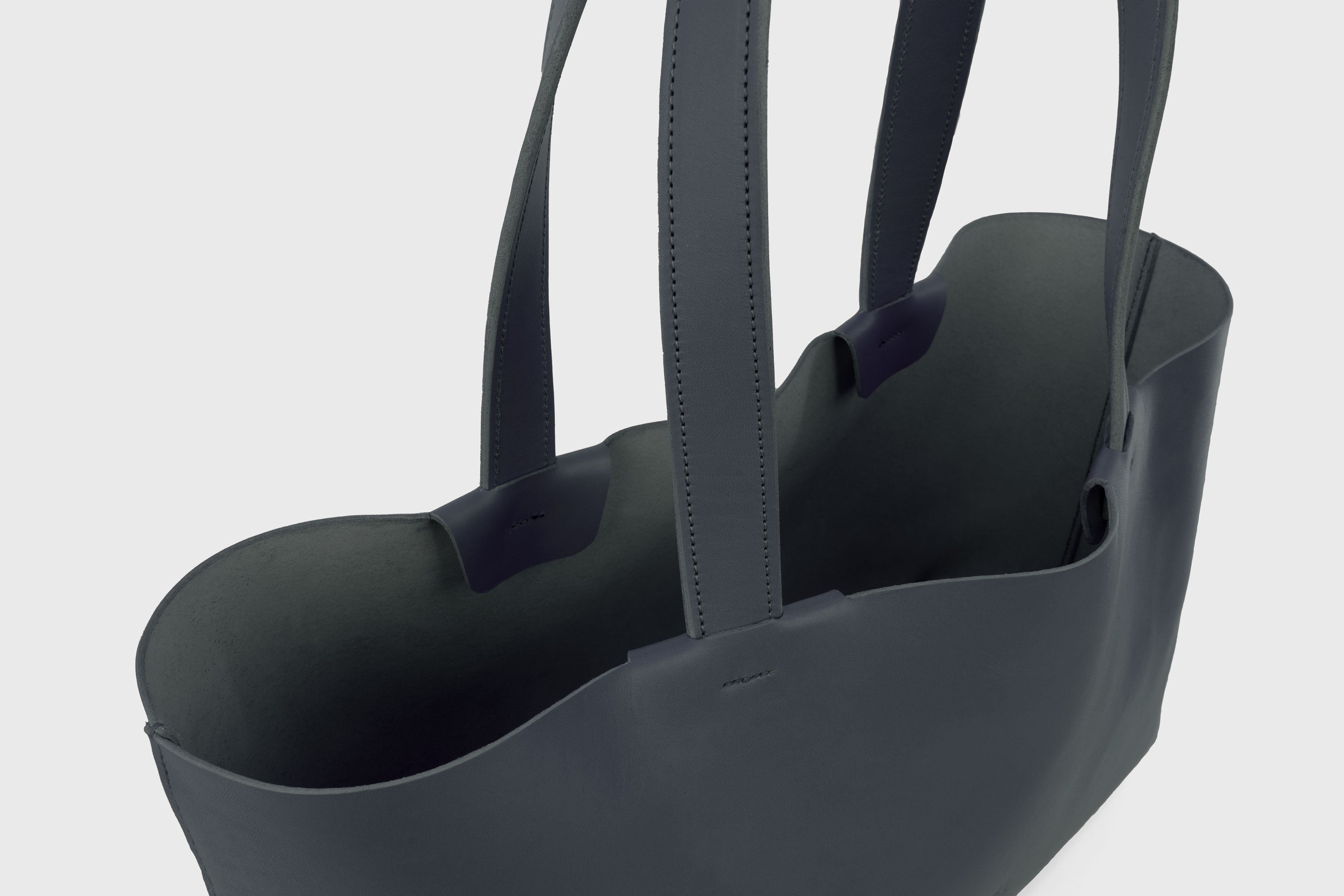 Karin Tote Bag Marine Blue Color Vegetable Tanned Leather Vachetta Minimalistic Design Premium Atelier Madre Manuel Dreesmann Barcelona Spain