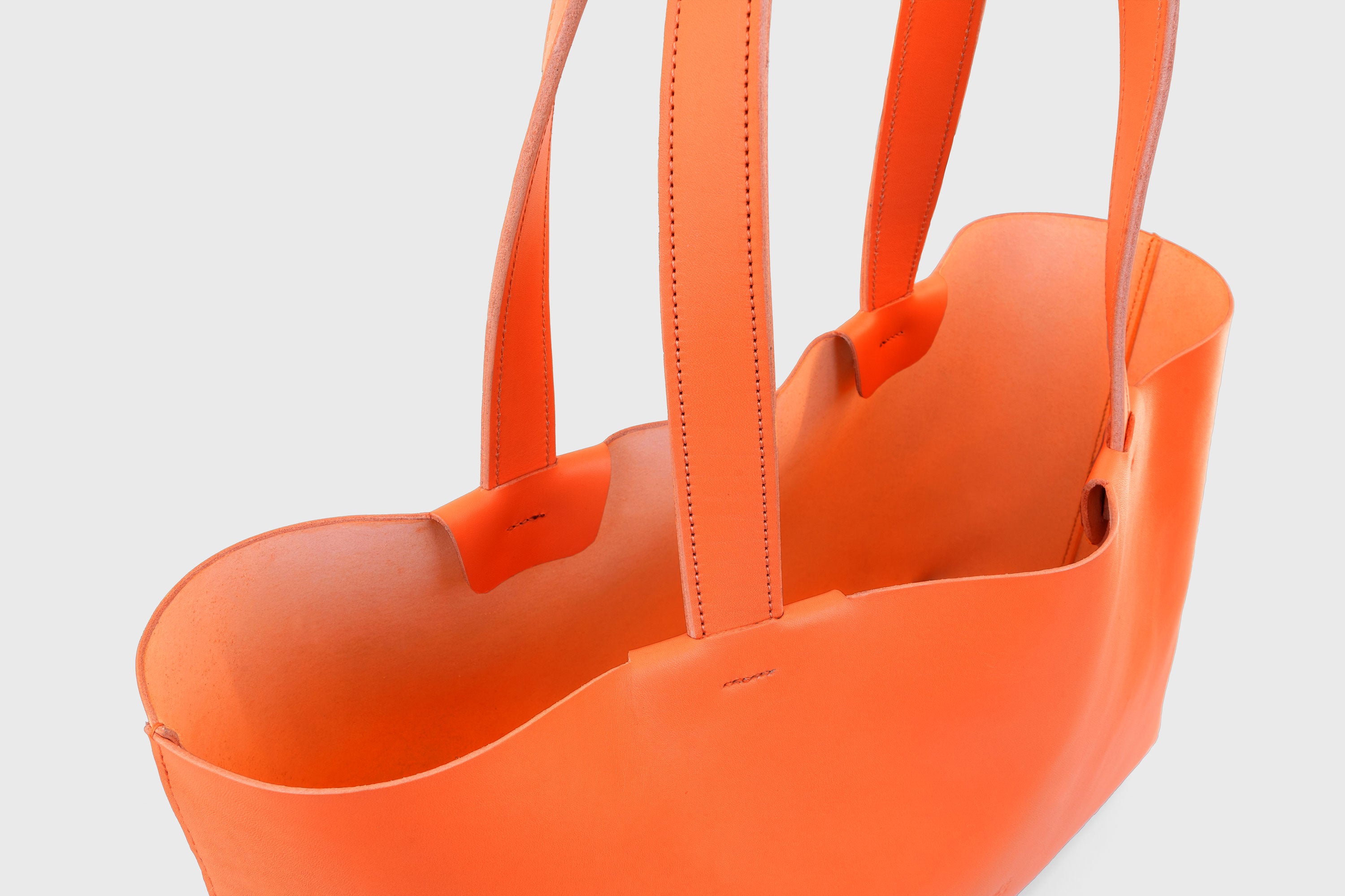 Karin Tote Bag Orange Color Vegetable Tanned Leather Vachetta Minimalistic Design Premium Atelier Madre Manuel Dreesmann Barcelona Spain