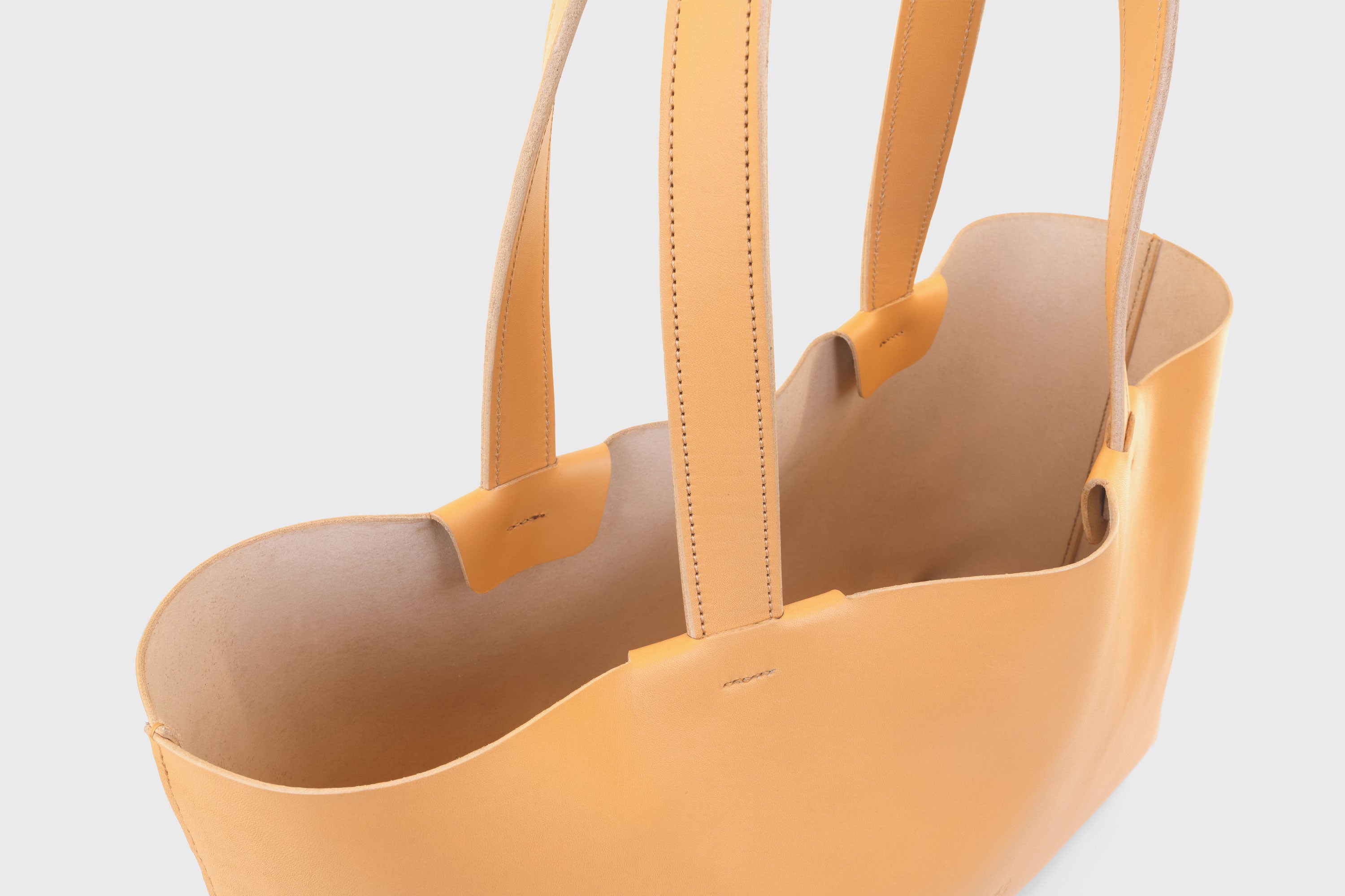 Karin Tote Bag Brown Color Vegetable Tanned Leather Vachetta Minimalistic Design Premium Atelier Madre Manuel Dreesmann Barcelona Spain