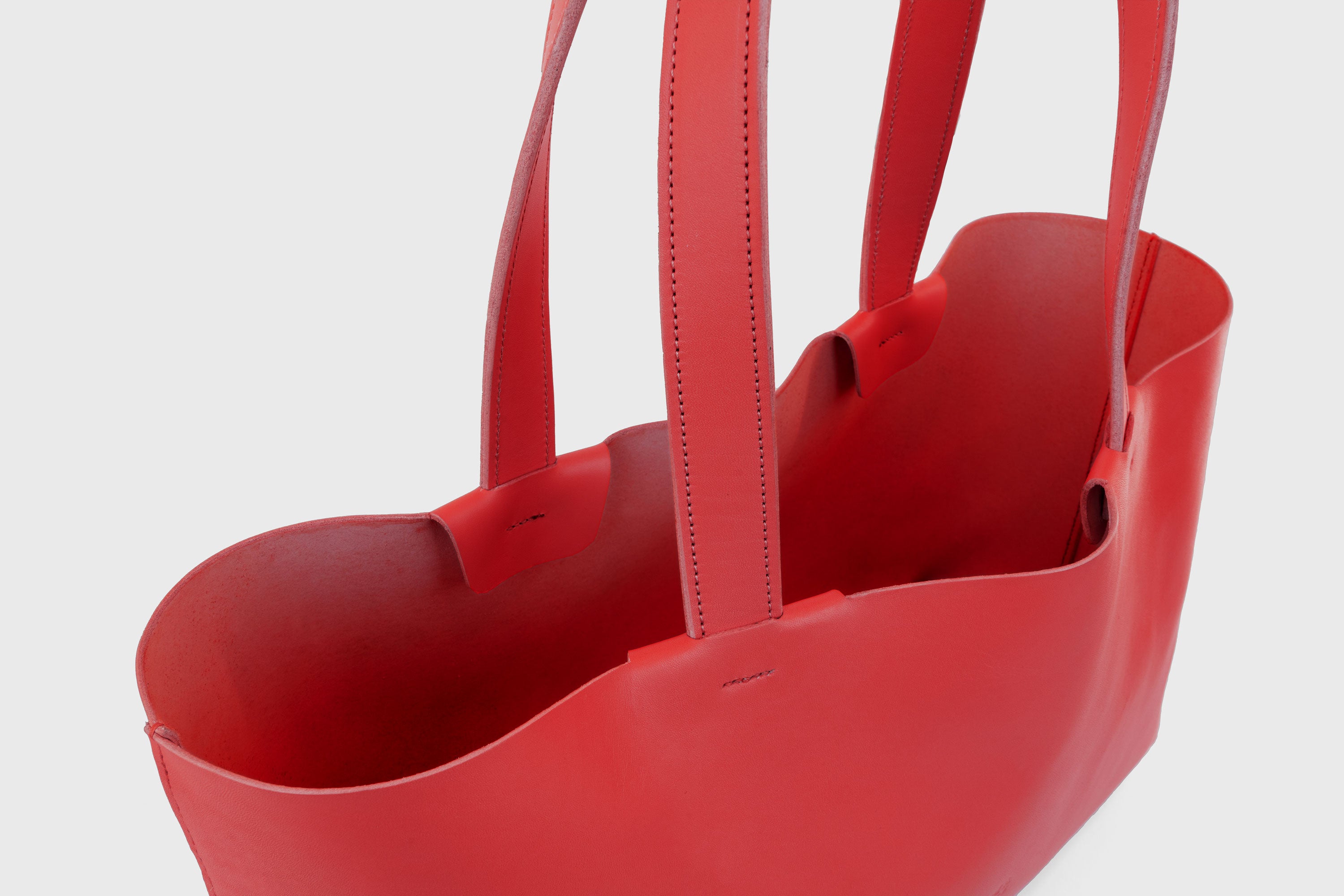 Karin Tote Bag Red Color Vegetable Tanned Leather Vachetta Minimalistic Design Premium Atelier Madre Manuel Dreesmann Barcelona Spain