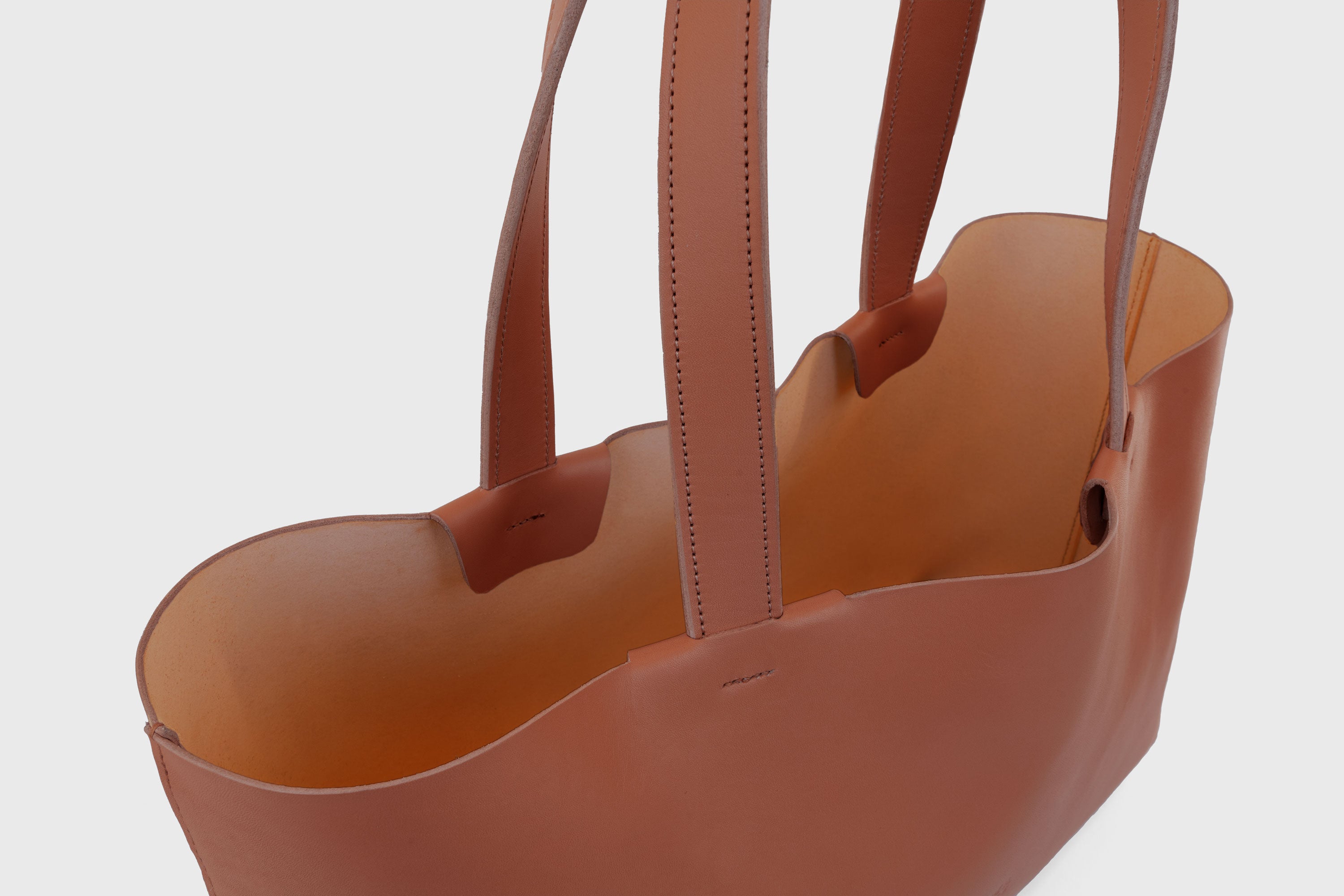 Karin Tote Bag Dark Brown Color Vegetable Tanned Leather Vachetta Minimalistic Design Premium Atelier Madre Manuel Dreesmann Barcelona Spain