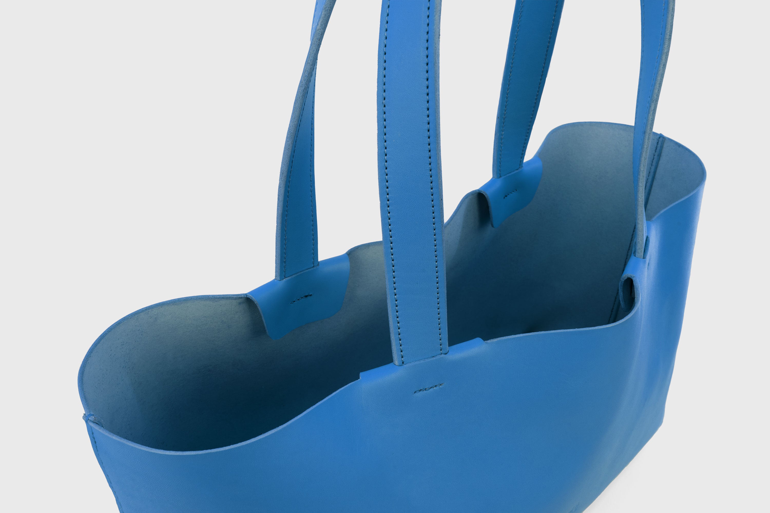 Karin Tote Bag Royal Blue Color Vegetable Tanned Leather Vachetta Minimalistic Design Premium Atelier Madre Manuel Dreesmann Barcelona Spain